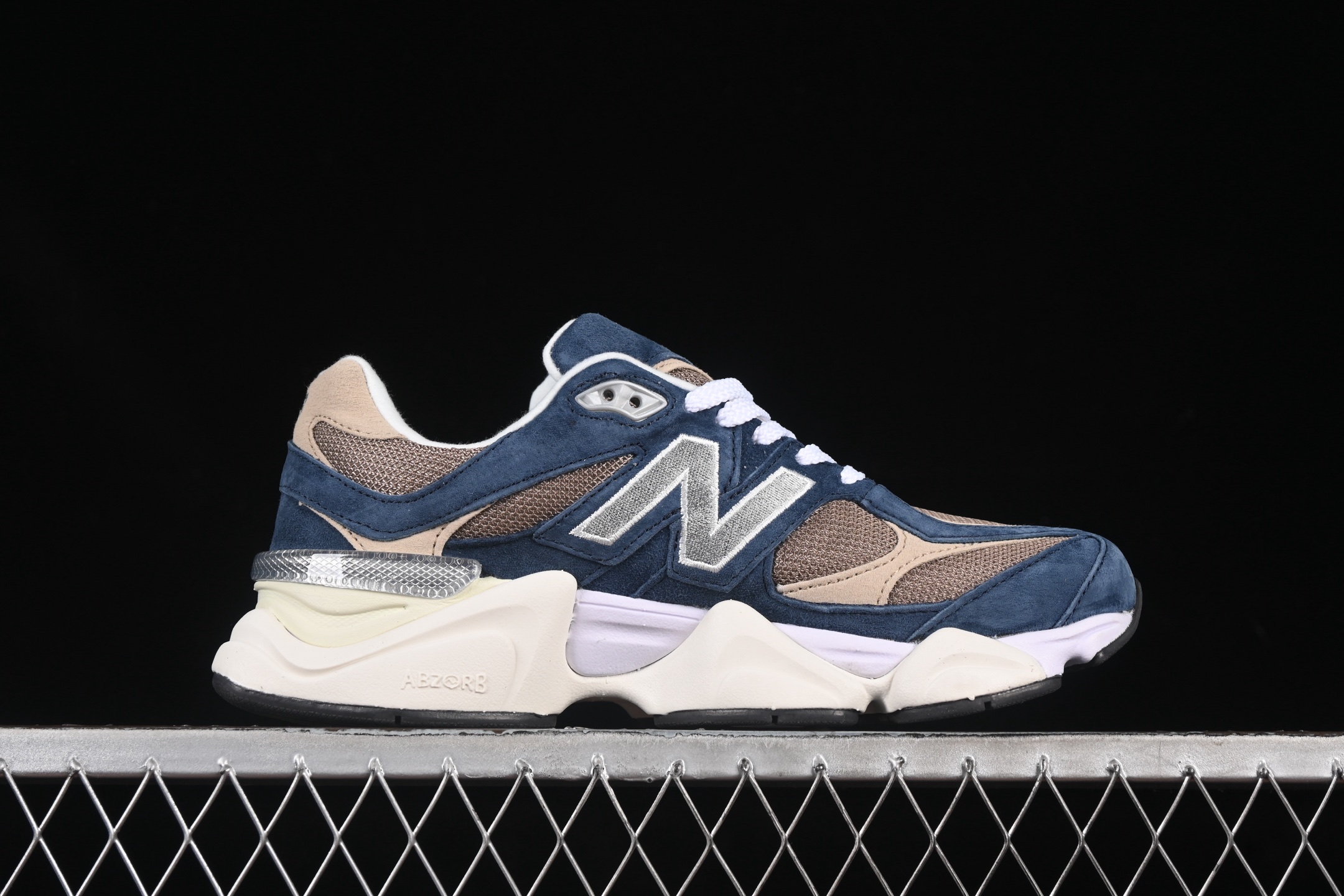 💰240纯原
New Balance NB9060系列 复古休闲运动慢跑鞋 U9060LBB
#鞋款灵感源自设计师本人对夏日的怀日回忆。鞋面大身由空间双格及磨砂鞋面拼接而生,配以柔和、温暖的粉橘色调,夏日氛围拉满
#采用大面积网眼以及麂皮材质覆盖鞋身,还原经典气质。搭载ABZORB避震科技,由泡沫聚酯制成,上脚可以有效减少由鞋底反弹对身体及双腿的冲击力
尺码:36 37 37.5 38 38.5 39 40 40.5 41 42 42.5 43 44 45 N.C3