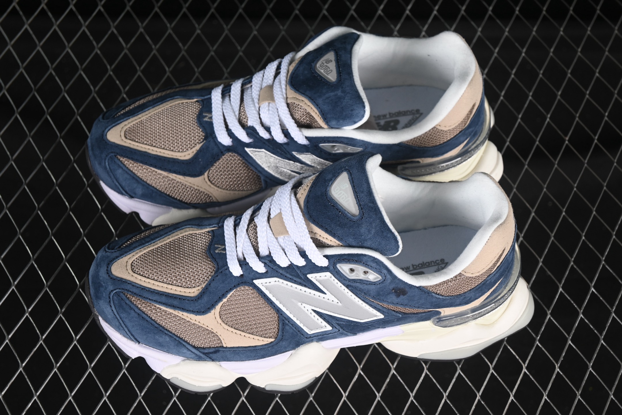 💰240纯原
New Balance NB9060系列 复古休闲运动慢跑鞋 U9060LBB
#鞋款灵感源自设计师本人对夏日的怀日回忆。鞋面大身由空间双格及磨砂鞋面拼接而生,配以柔和、温暖的粉橘色调,夏日氛围拉满
#采用大面积网眼以及麂皮材质覆盖鞋身,还原经典气质。搭载ABZORB避震科技,由泡沫聚酯制成,上脚可以有效减少由鞋底反弹对身体及双腿的冲击力
尺码:36 37 37.5 38 38.5 39 40 40.5 41 42 42.5 43 44 45 N.C3