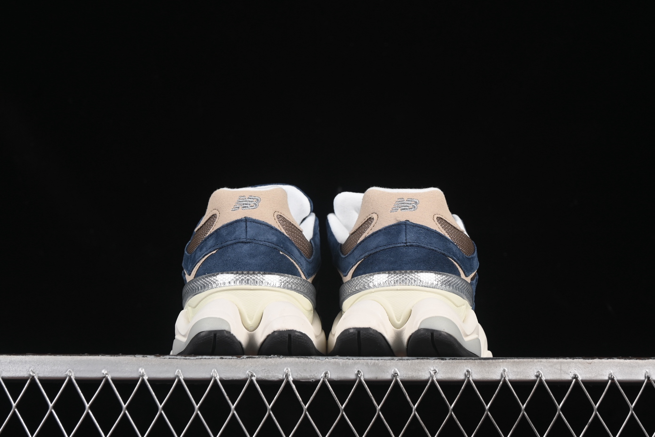 💰240纯原
New Balance NB9060系列 复古休闲运动慢跑鞋 U9060LBB
#鞋款灵感源自设计师本人对夏日的怀日回忆。鞋面大身由空间双格及磨砂鞋面拼接而生,配以柔和、温暖的粉橘色调,夏日氛围拉满
#采用大面积网眼以及麂皮材质覆盖鞋身,还原经典气质。搭载ABZORB避震科技,由泡沫聚酯制成,上脚可以有效减少由鞋底反弹对身体及双腿的冲击力
尺码:36 37 37.5 38 38.5 39 40 40.5 41 42 42.5 43 44 45 N.C3