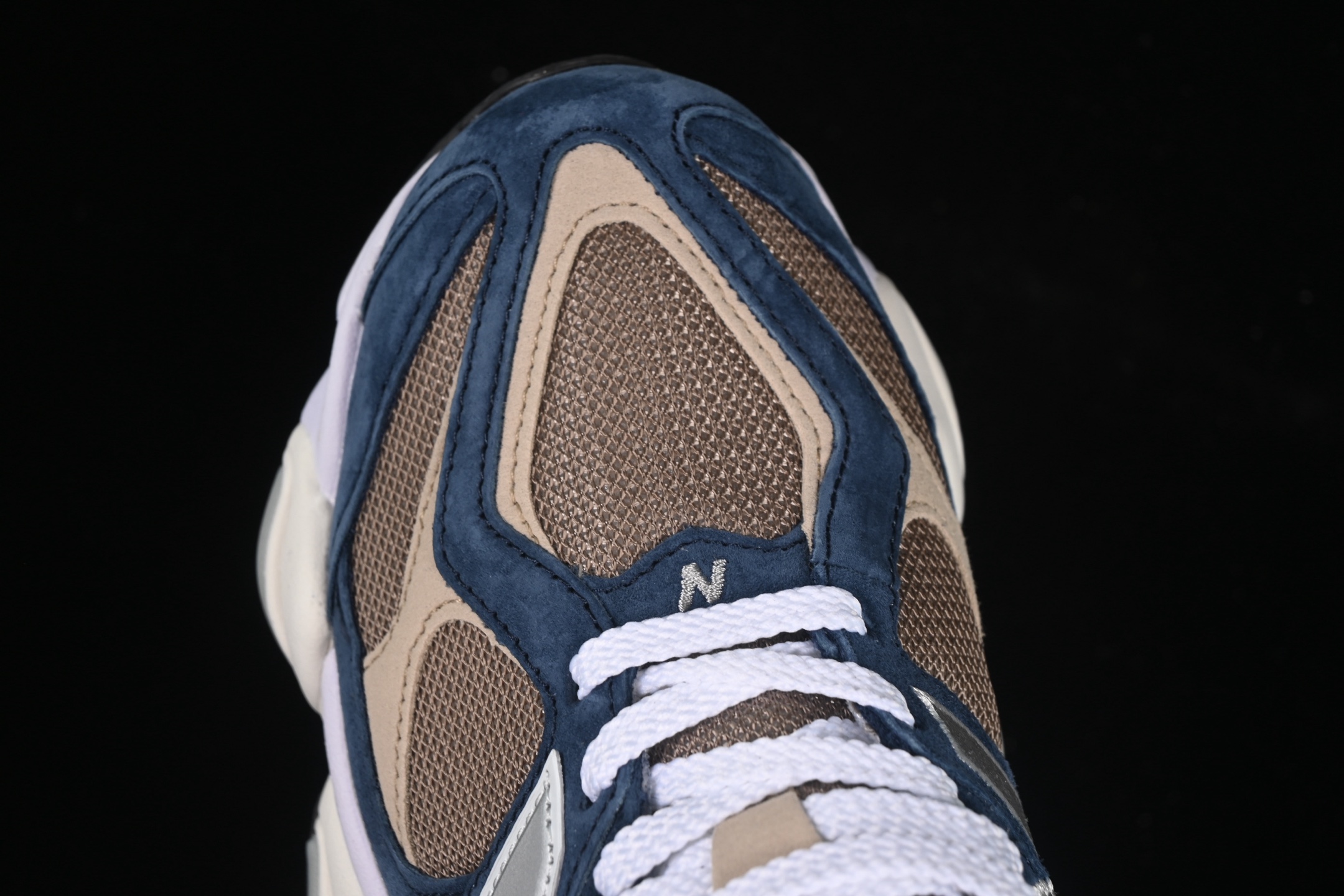 💰240纯原
New Balance NB9060系列 复古休闲运动慢跑鞋 U9060LBB
#鞋款灵感源自设计师本人对夏日的怀日回忆。鞋面大身由空间双格及磨砂鞋面拼接而生,配以柔和、温暖的粉橘色调,夏日氛围拉满
#采用大面积网眼以及麂皮材质覆盖鞋身,还原经典气质。搭载ABZORB避震科技,由泡沫聚酯制成,上脚可以有效减少由鞋底反弹对身体及双腿的冲击力
尺码:36 37 37.5 38 38.5 39 40 40.5 41 42 42.5 43 44 45 N.C3