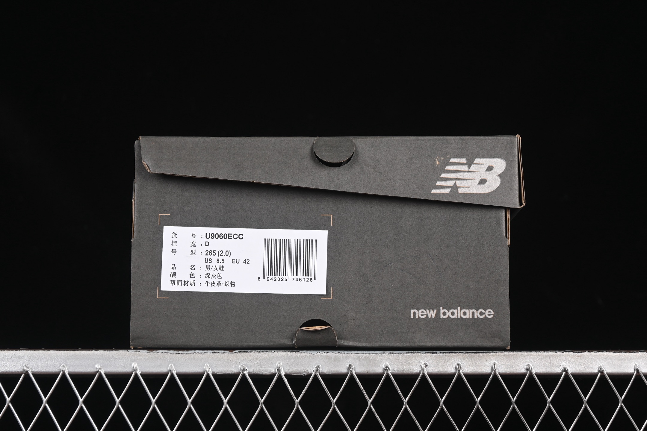 💰190纯原
New Balance NB9060 复古休闲运动慢跑鞋 U9060ECC
#最强性价版 采用大面积网眼以及麂皮材质覆盖鞋身,还原经典气质。搭载ABZORB避震科技,由泡沫聚酯制成,上脚可以有效减少由鞋底反弹对身体及双腿的冲击力
尺码:36 37 37.5 38 38.5 39 40 40.5 41 42 42.5 43 44 44.5 45 46.5 F.C3