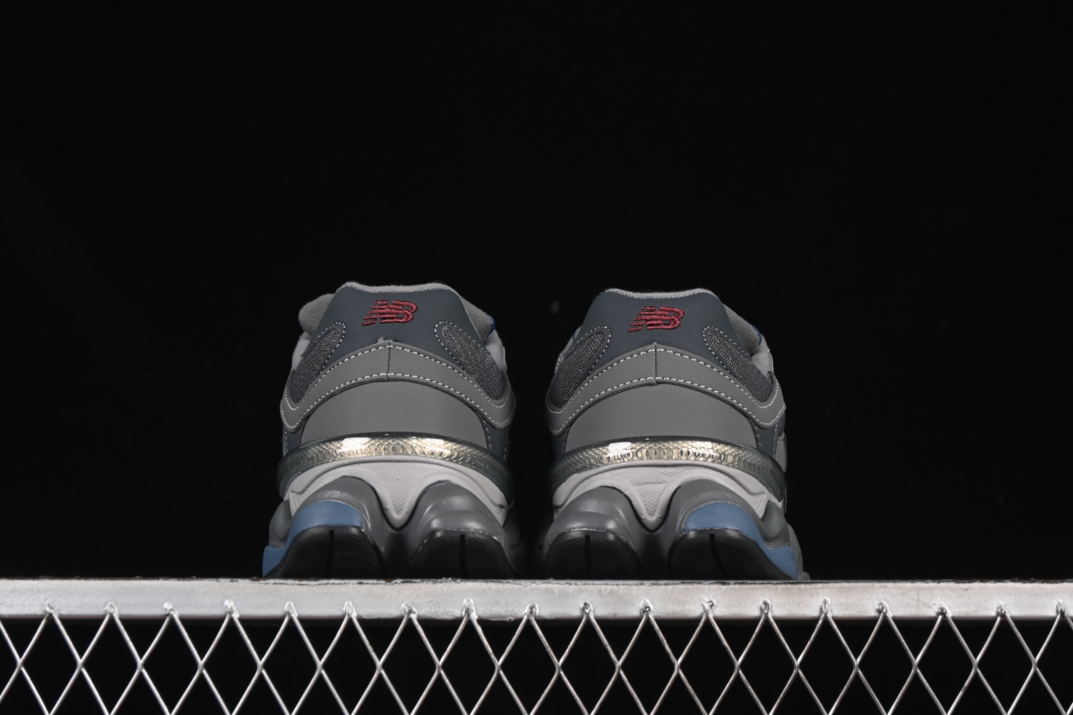 💰190纯原
New Balance NB9060 复古休闲运动慢跑鞋 U9060ECC
#最强性价版 采用大面积网眼以及麂皮材质覆盖鞋身,还原经典气质。搭载ABZORB避震科技,由泡沫聚酯制成,上脚可以有效减少由鞋底反弹对身体及双腿的冲击力
尺码:36 37 37.5 38 38.5 39 40 40.5 41 42 42.5 43 44 44.5 45 46.5 F.C3