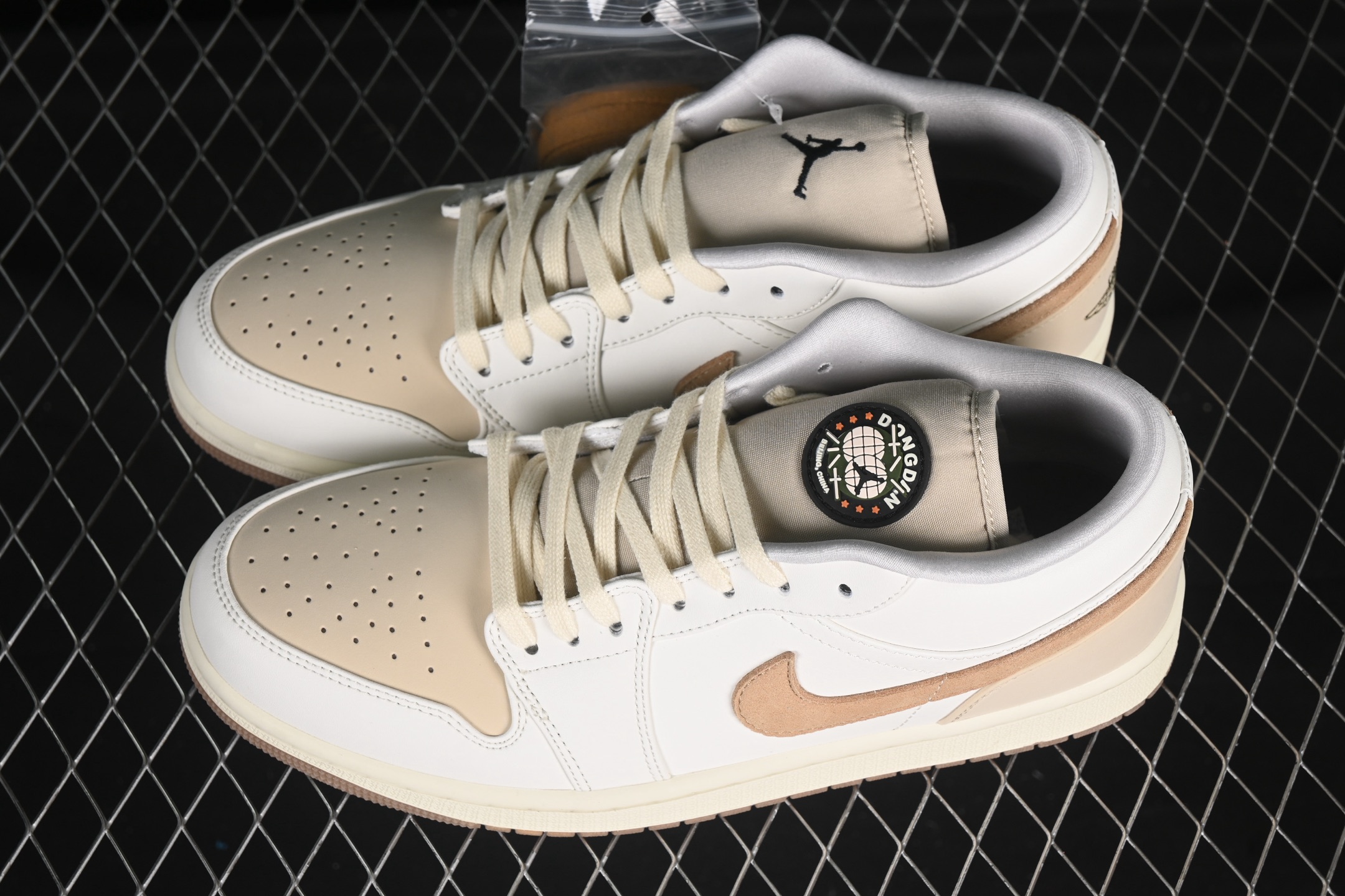 💰200公司级💰240纯原
Air Jordan 1 Low "Dongdan" AJ1 乔1椰奶白 低帮文化休闲板鞋 IB8855-121
尺码:36 36.5 37.5 38 38.5 39 40 40.5 41 42 42.5 43 44 44.5 45 46 99C3