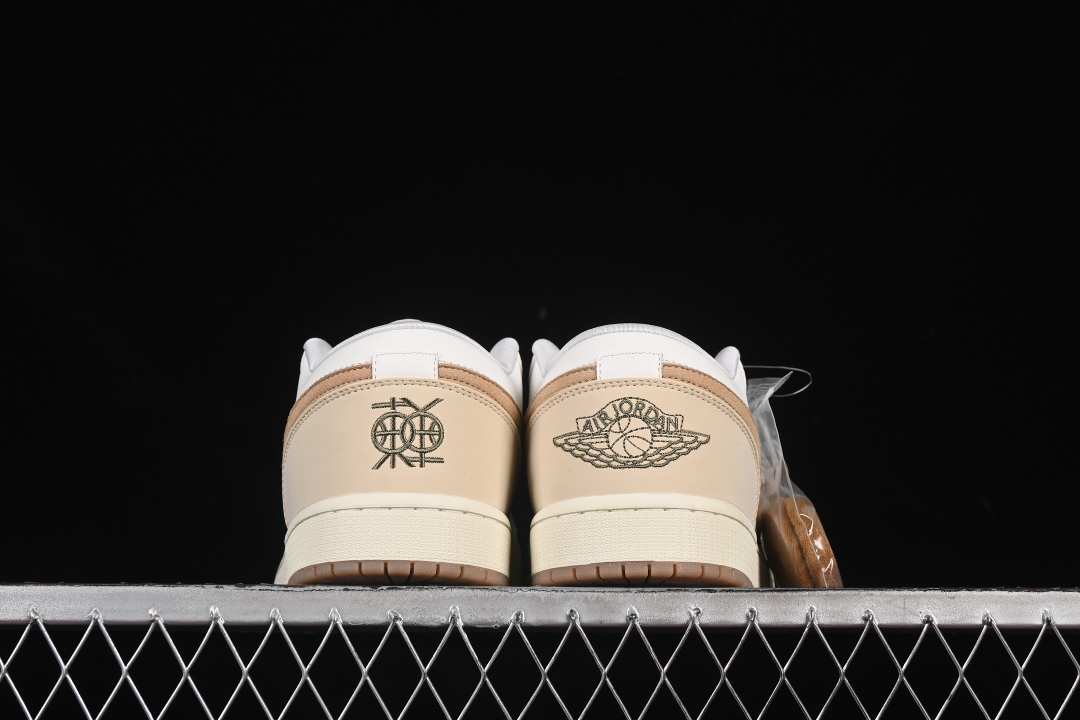 💰200公司级💰240纯原
Air Jordan 1 Low "Dongdan" AJ1 乔1椰奶白 低帮文化休闲板鞋 IB8855-121
尺码:36 36.5 37.5 38 38.5 39 40 40.5 41 42 42.5 43 44 44.5 45 46 99C3