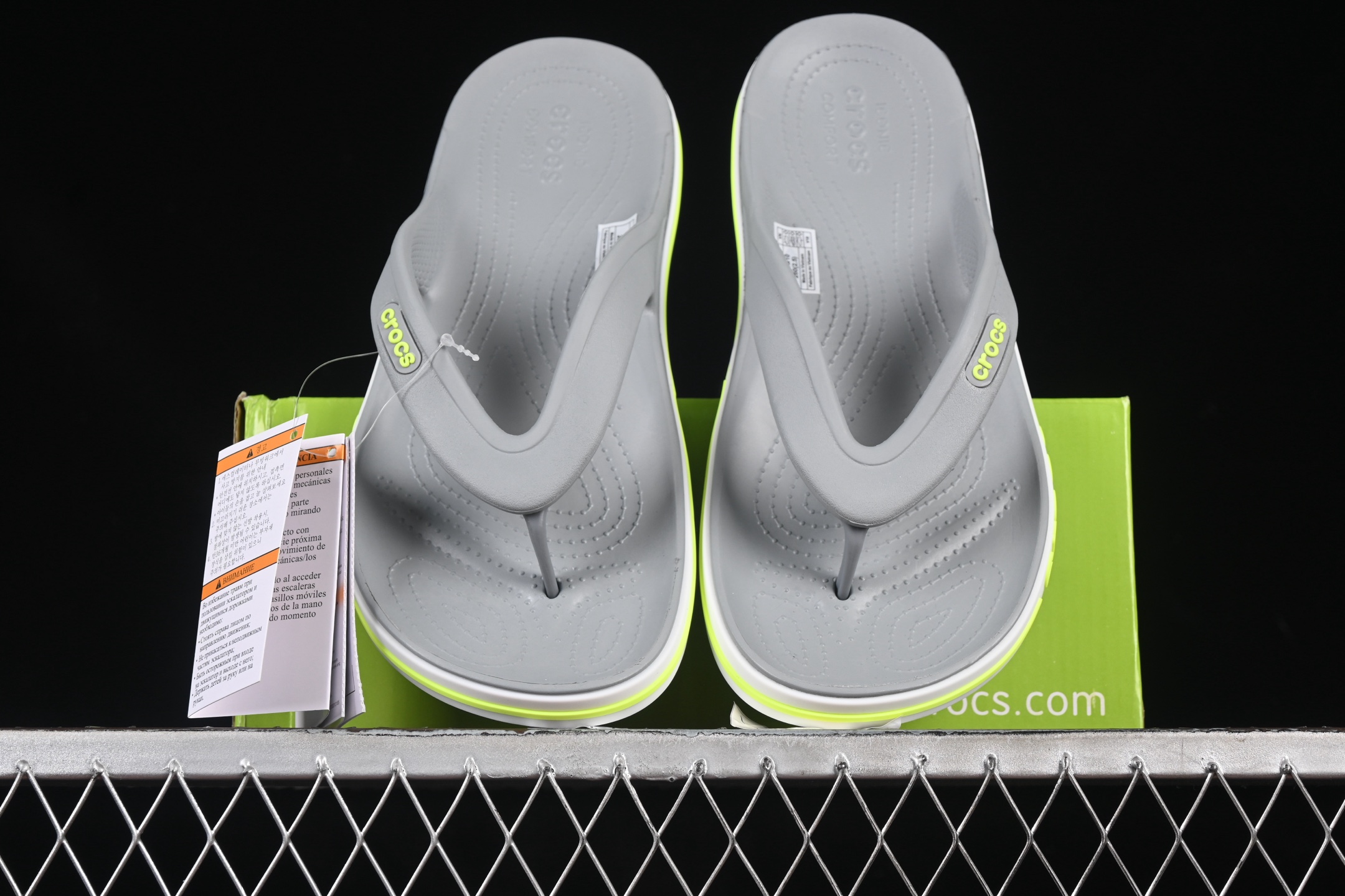 💰120纯原
Crocs Classic Clog 巴亚系列围条经典夏日沙滩室内外穿搭休闲涉水夹脚人字拖鞋
尺码：M7（39-40）M8（41-42）M9（42-43）M10（43-44）M11（45-46）B.D4