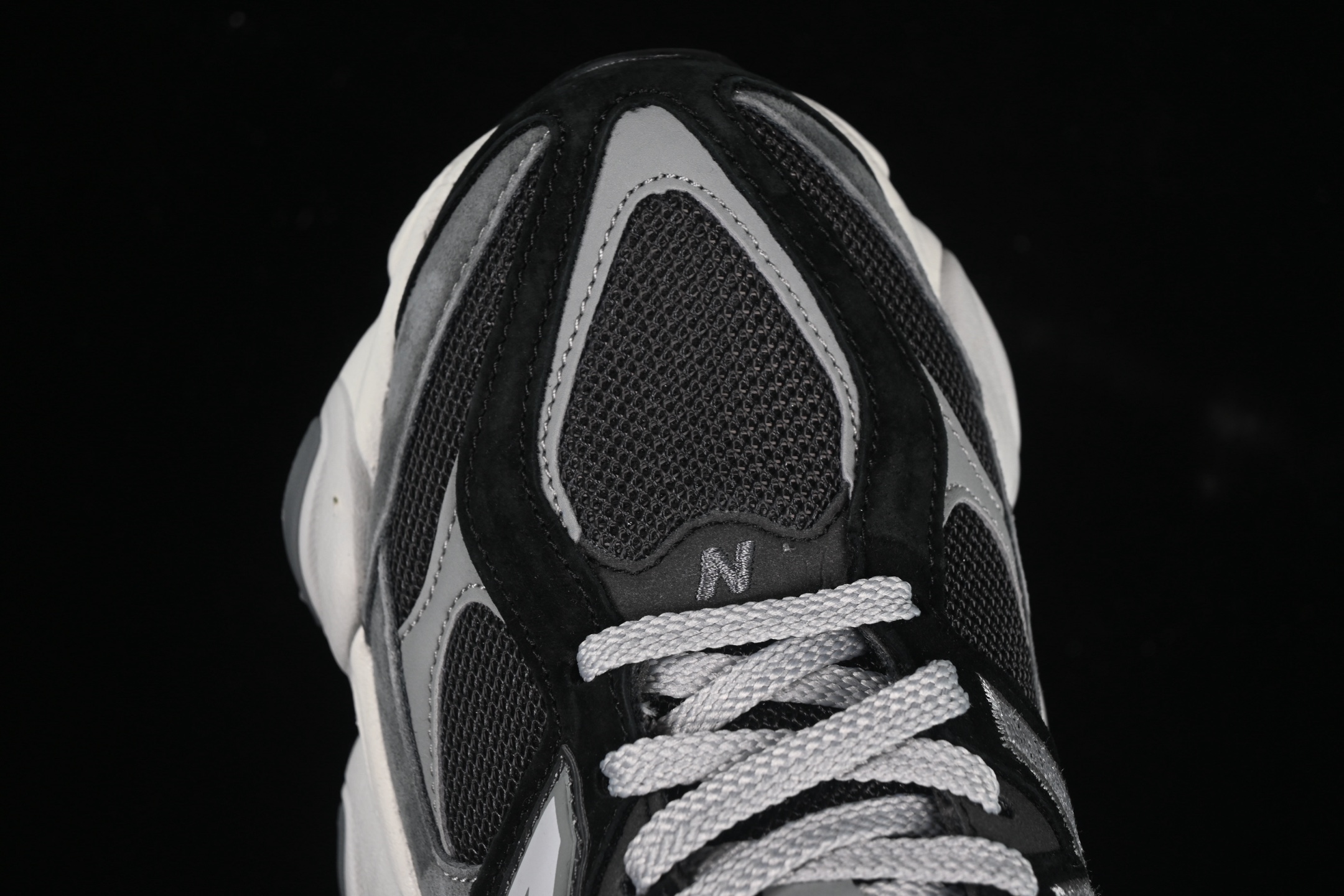 💰280纯原 Joe Freshgoods x New Balance NB9060 联名款 复古休闲运动慢跑鞋 U9060JBD
#鞋款灵感源自设计师本人对夏日的怀日回忆。鞋面大身由空间双格及磨砂鞋面拼接而生,配以柔和、温暖的粉橘色调,夏日氛围拉满
#采用大面积网眼以及麂皮材质覆盖鞋身,还原经典气质。搭载ABZORB避震科技,由泡沫聚酯制成,上脚可以有效减少由鞋底反弹对身体及双腿的冲击力
尺码:36 37 37.5 38 38.5 39 40 40.5 41 42 42.5 43 44 44.5 45 46.5 3.D4