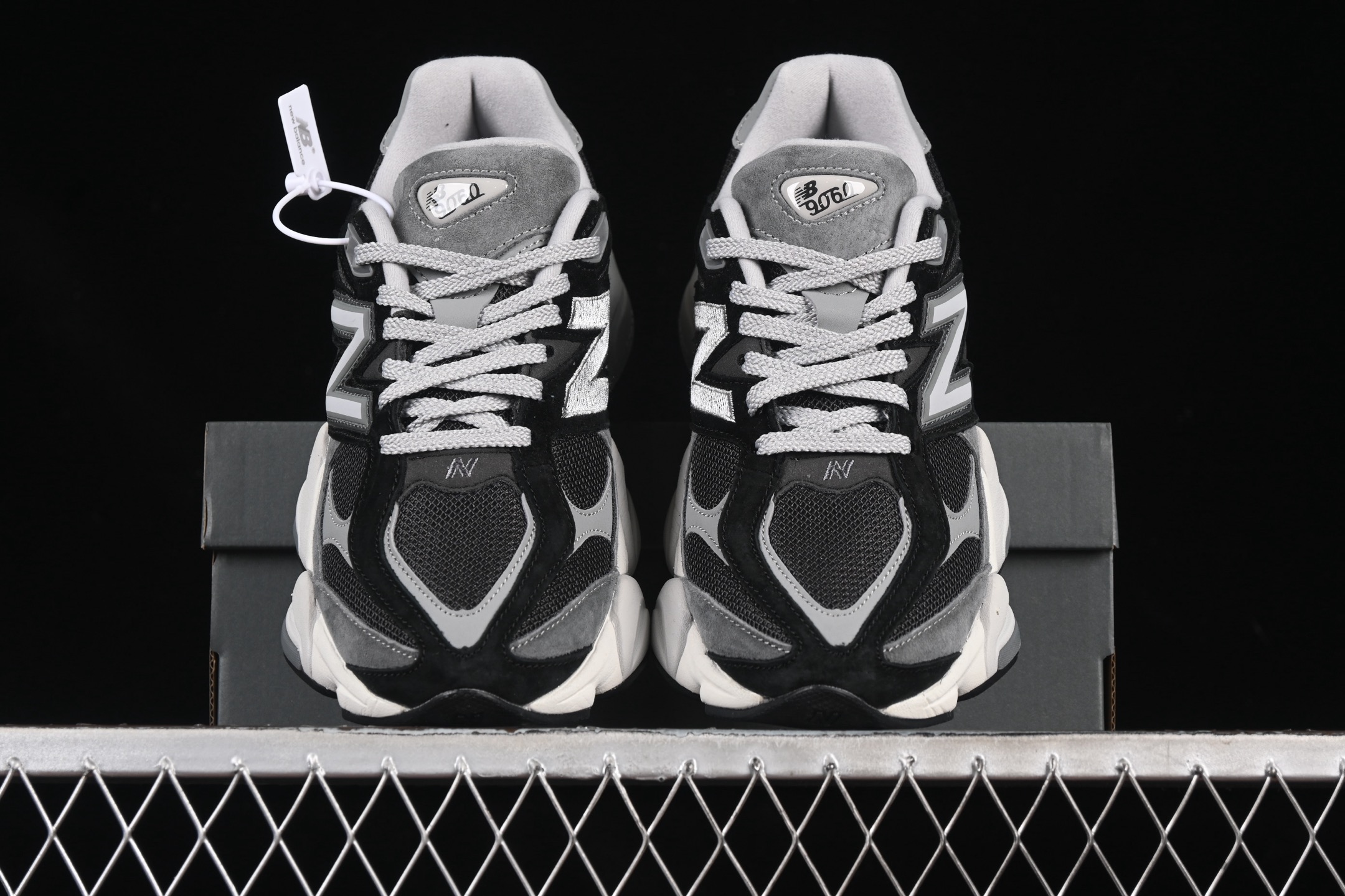 💰280纯原 Joe Freshgoods x New Balance NB9060 联名款 复古休闲运动慢跑鞋 U9060JBD
#鞋款灵感源自设计师本人对夏日的怀日回忆。鞋面大身由空间双格及磨砂鞋面拼接而生,配以柔和、温暖的粉橘色调,夏日氛围拉满
#采用大面积网眼以及麂皮材质覆盖鞋身,还原经典气质。搭载ABZORB避震科技,由泡沫聚酯制成,上脚可以有效减少由鞋底反弹对身体及双腿的冲击力
尺码:36 37 37.5 38 38.5 39 40 40.5 41 42 42.5 43 44 44.5 45 46.5 3.D4