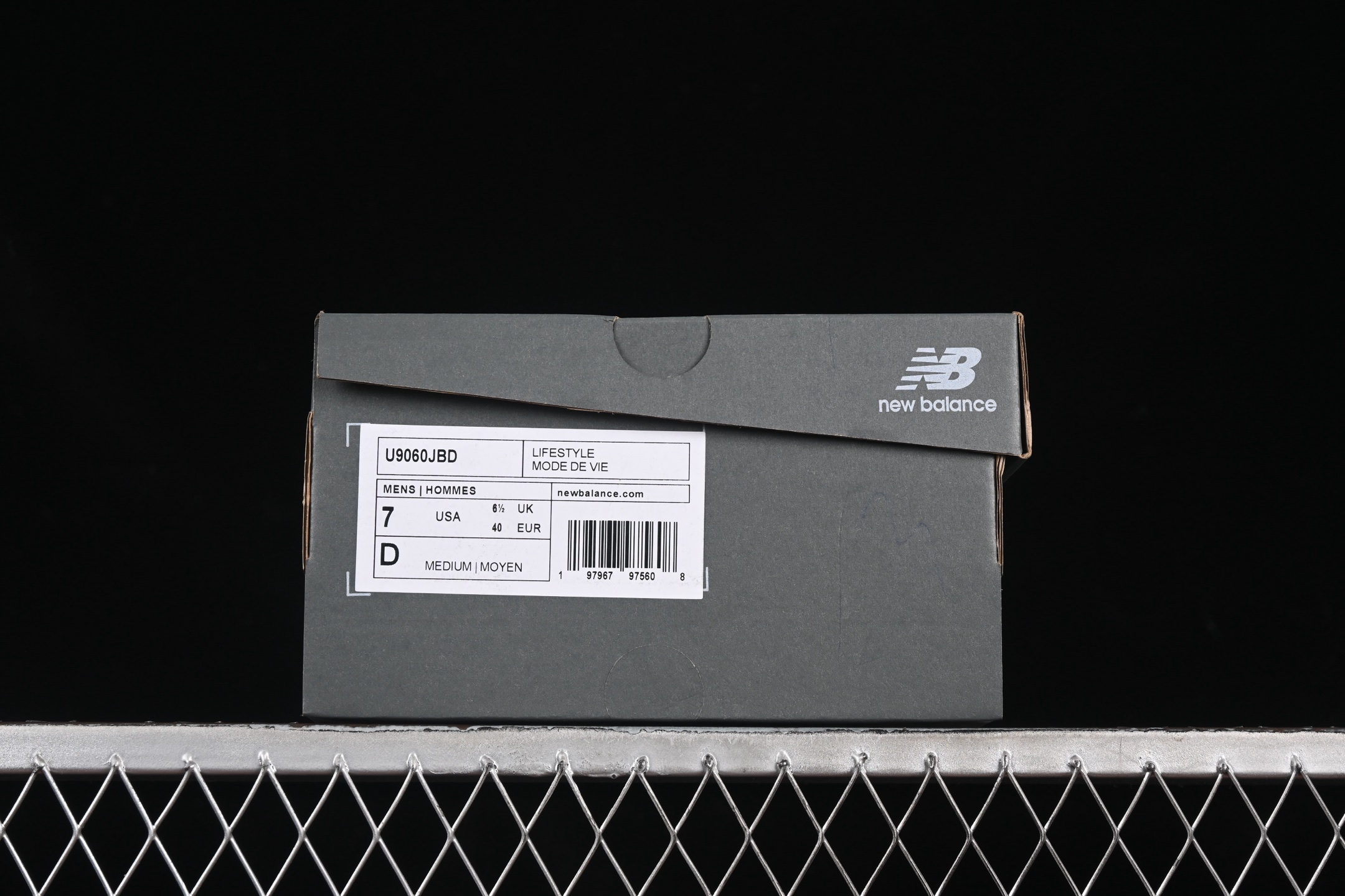 💰280纯原 Joe Freshgoods x New Balance NB9060 联名款 复古休闲运动慢跑鞋 U9060JBD
#鞋款灵感源自设计师本人对夏日的怀日回忆。鞋面大身由空间双格及磨砂鞋面拼接而生,配以柔和、温暖的粉橘色调,夏日氛围拉满
#采用大面积网眼以及麂皮材质覆盖鞋身,还原经典气质。搭载ABZORB避震科技,由泡沫聚酯制成,上脚可以有效减少由鞋底反弹对身体及双腿的冲击力
尺码:36 37 37.5 38 38.5 39 40 40.5 41 42 42.5 43 44 44.5 45 46.5 3.D4