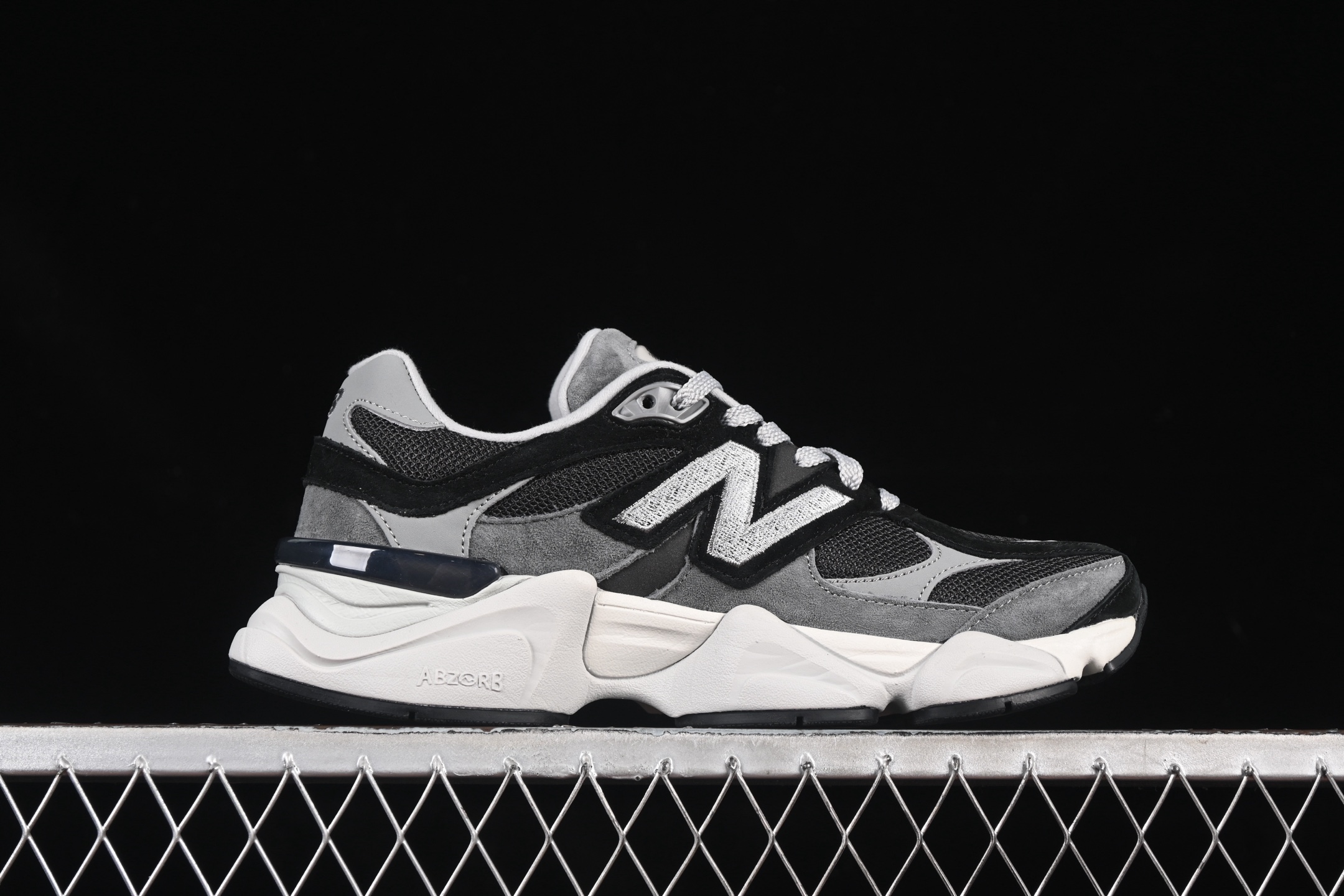💰280纯原 Joe Freshgoods x New Balance NB9060 联名款 复古休闲运动慢跑鞋 U9060JBD
#鞋款灵感源自设计师本人对夏日的怀日回忆。鞋面大身由空间双格及磨砂鞋面拼接而生,配以柔和、温暖的粉橘色调,夏日氛围拉满
#采用大面积网眼以及麂皮材质覆盖鞋身,还原经典气质。搭载ABZORB避震科技,由泡沫聚酯制成,上脚可以有效减少由鞋底反弹对身体及双腿的冲击力
尺码:36 37 37.5 38 38.5 39 40 40.5 41 42 42.5 43 44 44.5 45 46.5 3.D4