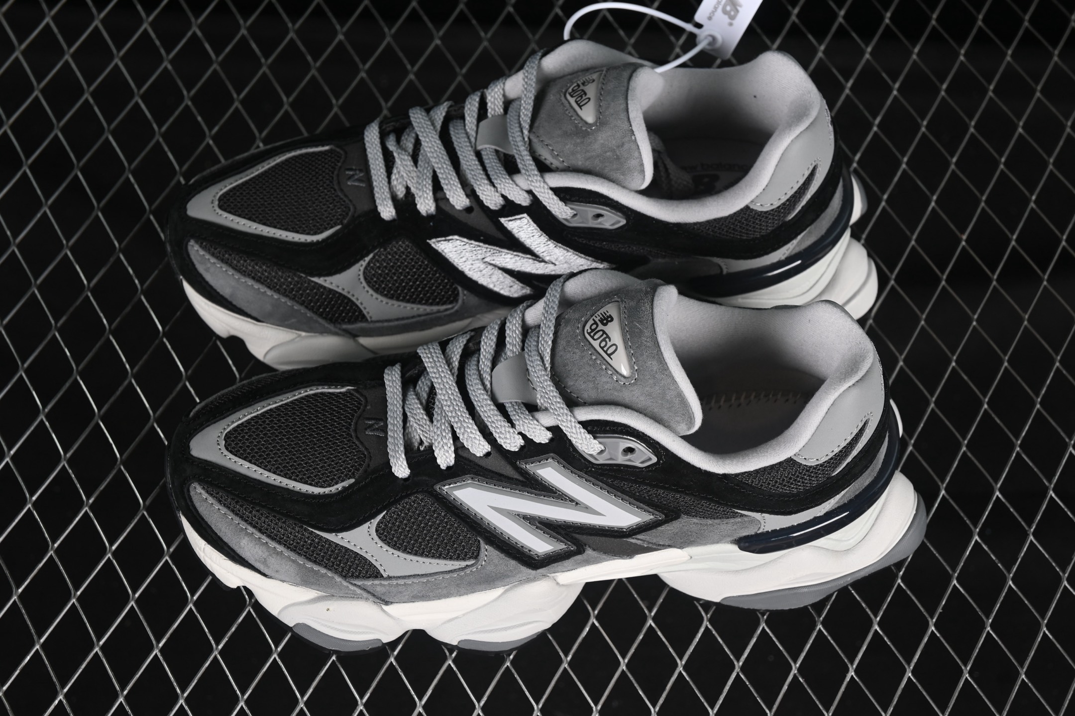 💰280纯原 Joe Freshgoods x New Balance NB9060 联名款 复古休闲运动慢跑鞋 U9060JBD
#鞋款灵感源自设计师本人对夏日的怀日回忆。鞋面大身由空间双格及磨砂鞋面拼接而生,配以柔和、温暖的粉橘色调,夏日氛围拉满
#采用大面积网眼以及麂皮材质覆盖鞋身,还原经典气质。搭载ABZORB避震科技,由泡沫聚酯制成,上脚可以有效减少由鞋底反弹对身体及双腿的冲击力
尺码:36 37 37.5 38 38.5 39 40 40.5 41 42 42.5 43 44 44.5 45 46.5 3.D4