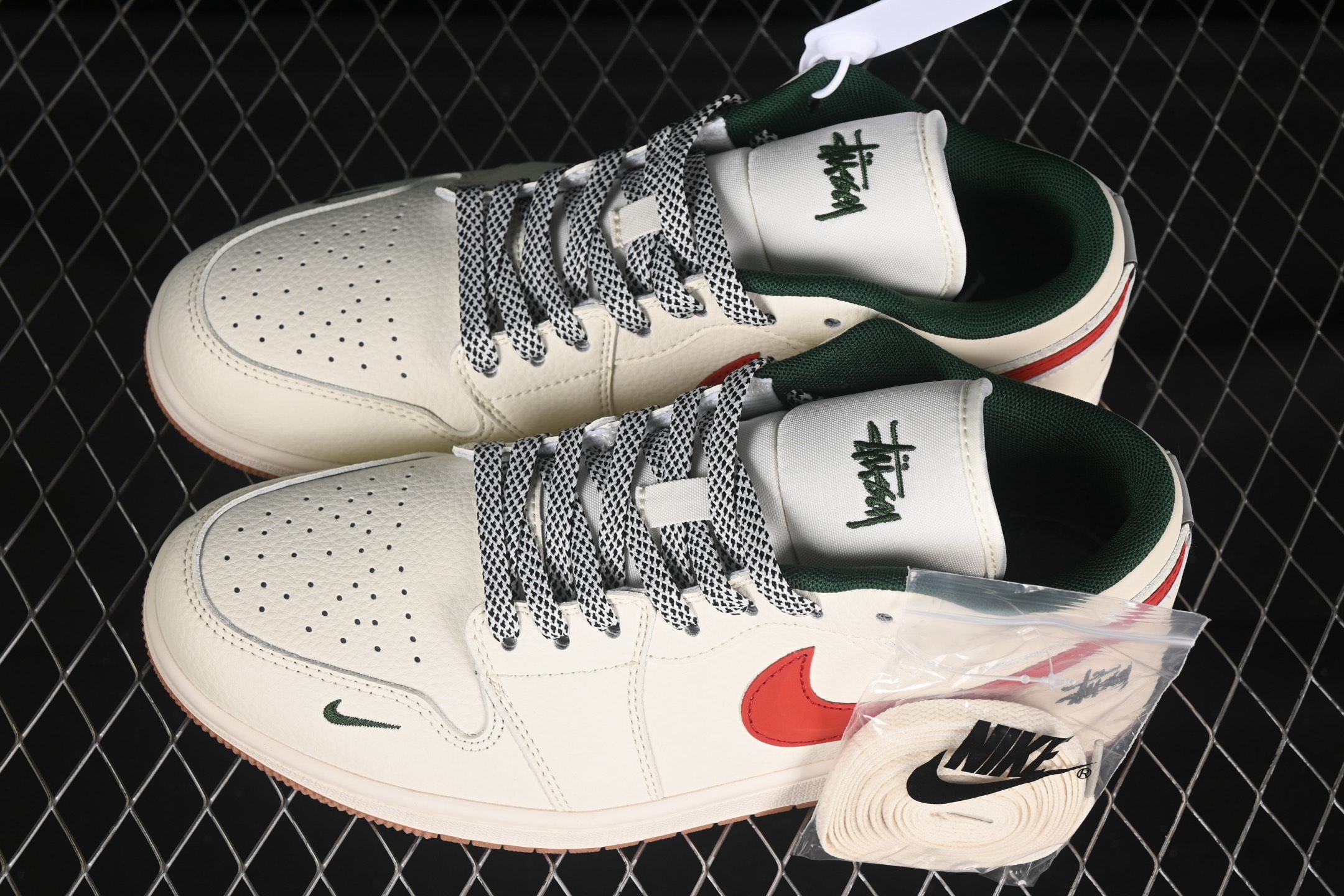 💰280公司级💰360纯原
Air Jordan 1 Low AJ1 乔1 斯图西联名 米红立体勾 高端定制 低帮复古篮球鞋 XS6086-560
#定制鞋盒 大厂纯原品质出货 超高清洁度 皮料切割干净无任何毛边 细节完美
尺码:36 36.5 37.5 38 38.5 39 40 40.5 41 42 42.5 43 44 44.5 45 9.E5