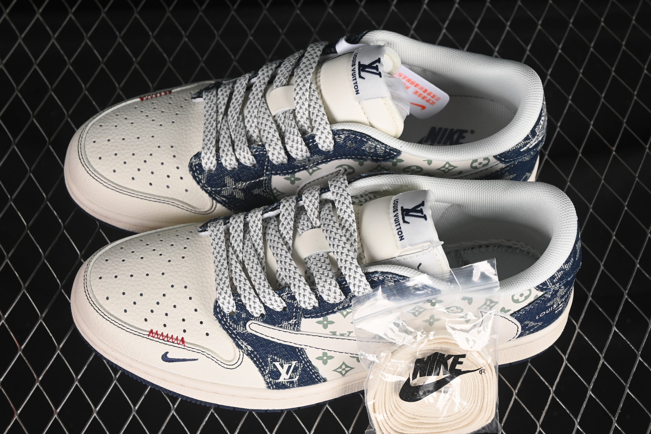 💰280公司级💰380纯原
Travis Scott x Fragment Design x Air Jordan 1 Low OG SP AJ1 LV联名 蓝牛仔布 低帮文化休闲板鞋 YX5066-326
#多方联名合作融合了Travis Scott 独特的音乐风格,藤原浩个性的设计风格以及Jordan品牌的经典元素 使其成为一双具有独特身份和价值的鞋子 清新而立体的外观加上联名标识更突出了其独特身份 这种配色方案显示出活力和时尚感 在视觉上引人注目 鞋身的质感和细腻的细节处理使其显得高端而格调十足 这款“倒钩”联名是设计与创意完美结合 融合多方的个性风格是一款备受瞩目的潮流鞋款
尺码:36 36.5 37.5 38 38.5 39 40 40.5 41 42 42.5 43 44 44.5 45 9.E5