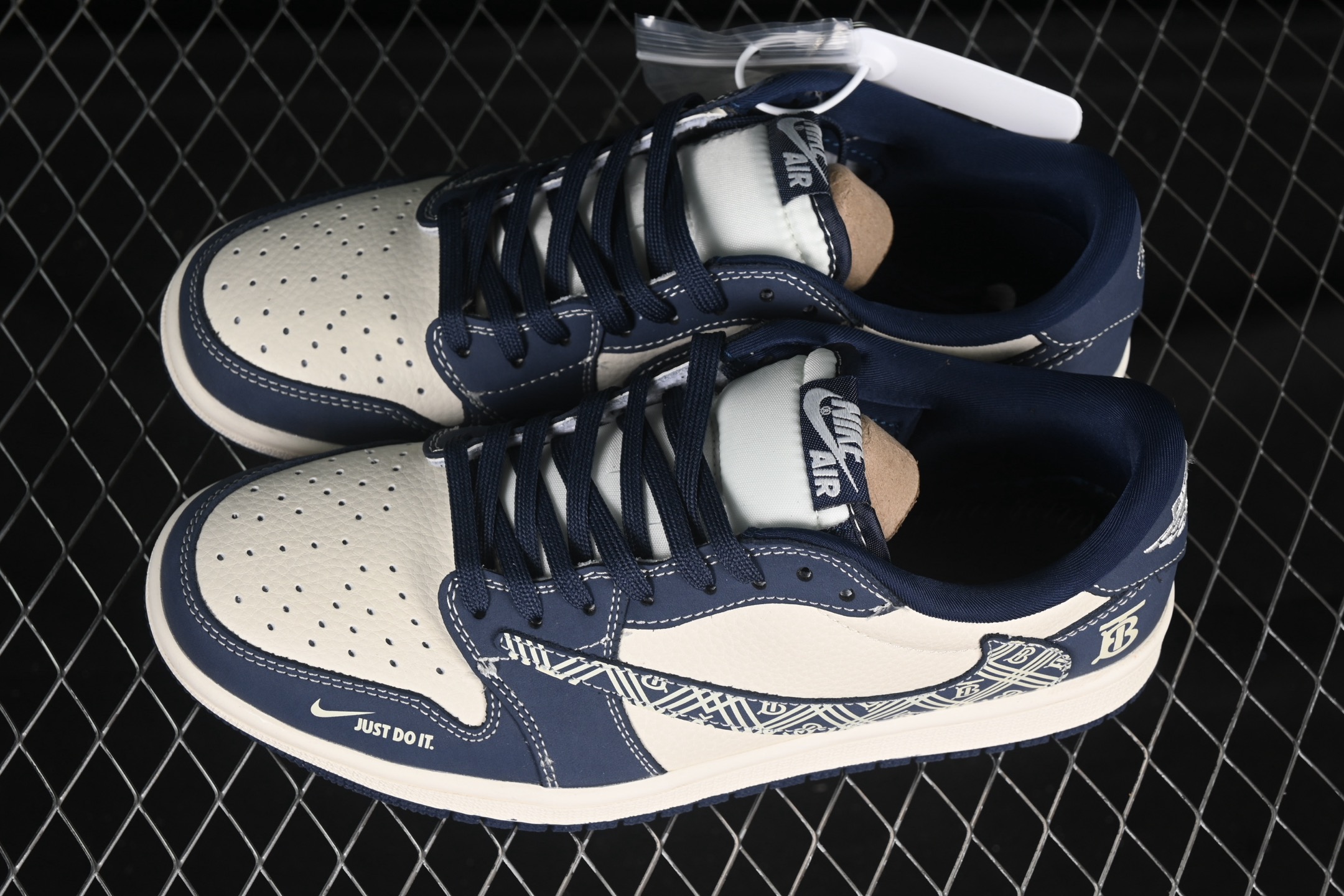 💰280公司级💰380纯原
Travis Scott x Fragment Design x Air Jordan 1 Low OG SP AJ1 巴宝莉联名 深蓝花纹勾 低帮文化休闲板鞋 LD2025-014
#多方联名合作融合了Travis Scott 独特的音乐风格,藤原浩个性的设计风格以及Jordan品牌的经典元素 使其成为一双具有独特身份和价值的鞋子 清新而立体的外观加上联名标识更突出了其独特身份 这种配色方案显示出活力和时尚感 在视觉上引人注目 鞋身的质感和细腻的细节处理使其显得高端而格调十足 这款“倒钩”联名是设计与创意完美结合 融合多方的个性风格是一款备受瞩目的潮流鞋款
尺码:36 36.5 37.5 38 38.5 39 40 40.5 41 42 42.5 43 44 44.5 45 9.E5