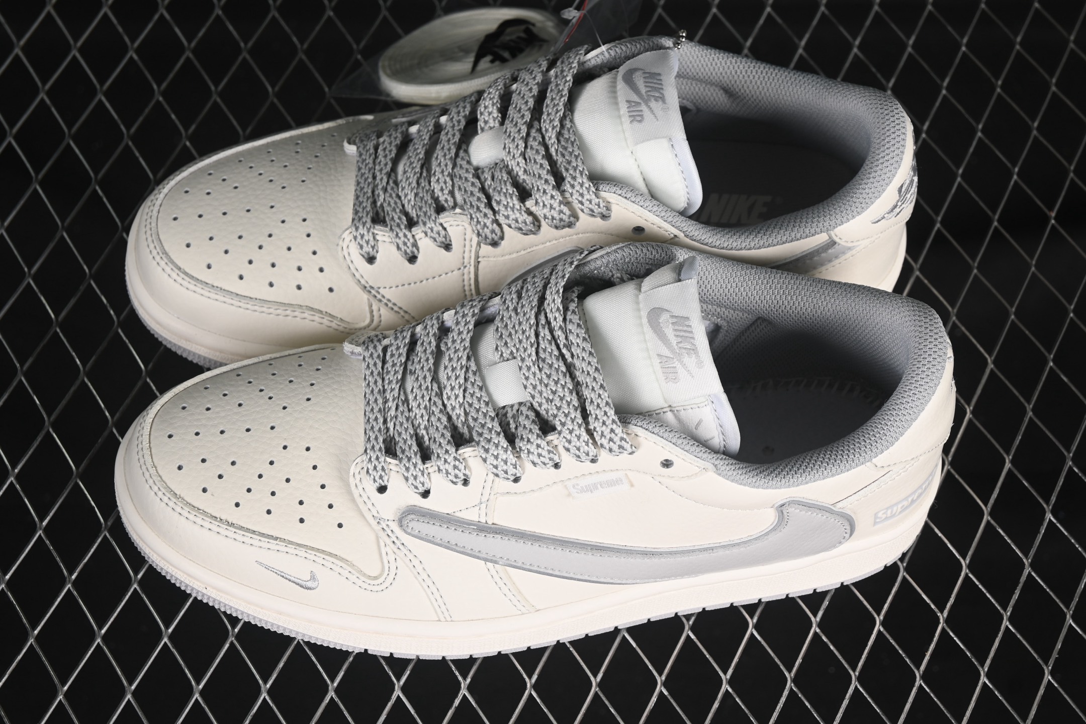 💰280公司级💰380纯原
Travis Scott x Fragment Design x Air Jordan 1 Low OG SP AJ1 联名倒勾 低帮文化休闲板鞋 DH0223-322
#多方联名合作融合了Travis Scott 独特的音乐风格,藤原浩个性的设计风格以及Jordan品牌的经典元素 使其成为一双具有独特身份和价值的鞋子 清新而立体的外观加上联名标识更突出了其独特身份 这种配色方案显示出活力和时尚感 在视觉上引人注目 鞋身的质感和细腻的细节处理使其显得高端而格调十足 这款“倒钩”联名是设计与创意完美结合 融合多方的个性风格是一款备受瞩目的潮流鞋款
尺码:36 36.5 37.5 38 38.5 39 40 40.5 41 42 42.5 43 44 44.5 45 9.E5