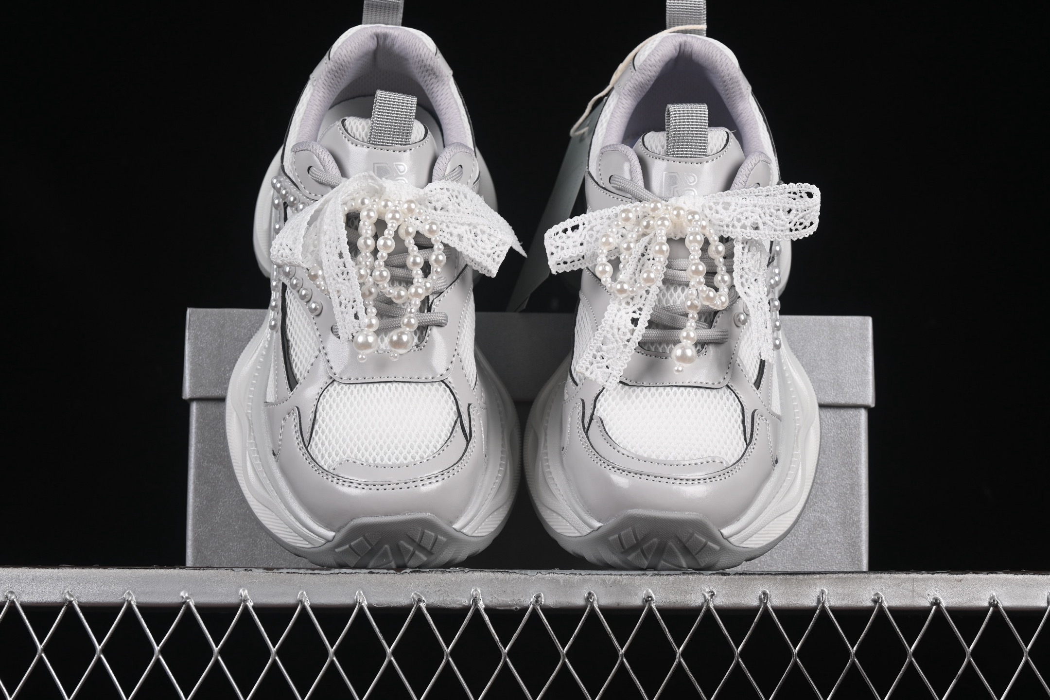 💰260纯原
 GG-CC 蕾丝珍珠链 休闲厚底老爹鞋 250310银色
#广东大厂出品 完美细节 25ss春季新款 大长腿 时髦look轻松定格 不费力展现率性氛围 轻便舒适百搭 不管怎么搭都敲好看~
尺码：35 36 37 38 39 40 MBD4