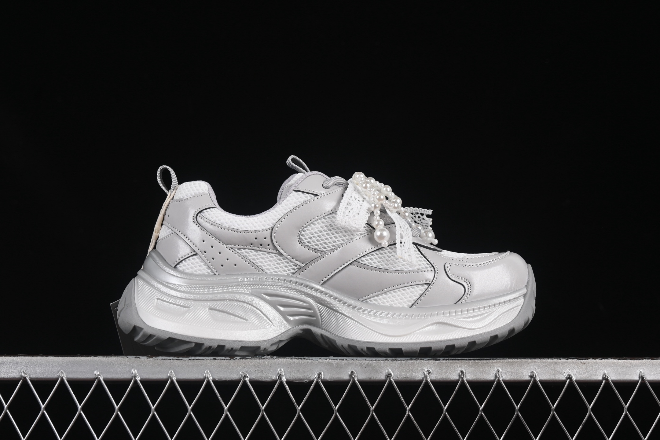 💰260纯原
 GG-CC 蕾丝珍珠链 休闲厚底老爹鞋 250310银色
#广东大厂出品 完美细节 25ss春季新款 大长腿 时髦look轻松定格 不费力展现率性氛围 轻便舒适百搭 不管怎么搭都敲好看~
尺码：35 36 37 38 39 40 MBD4