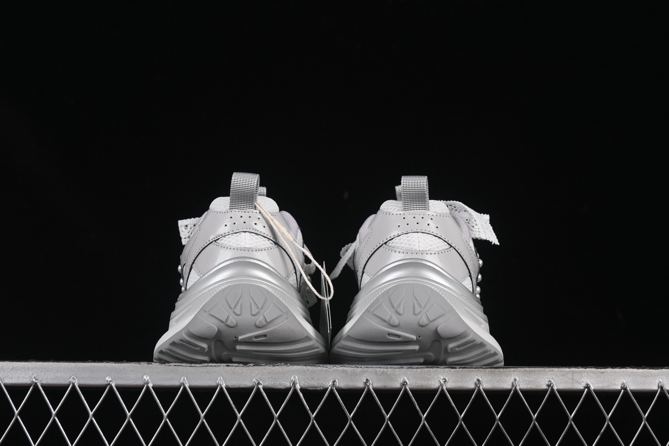 💰260纯原
 GG-CC 蕾丝珍珠链 休闲厚底老爹鞋 250310银色
#广东大厂出品 完美细节 25ss春季新款 大长腿 时髦look轻松定格 不费力展现率性氛围 轻便舒适百搭 不管怎么搭都敲好看~
尺码：35 36 37 38 39 40 MBD4