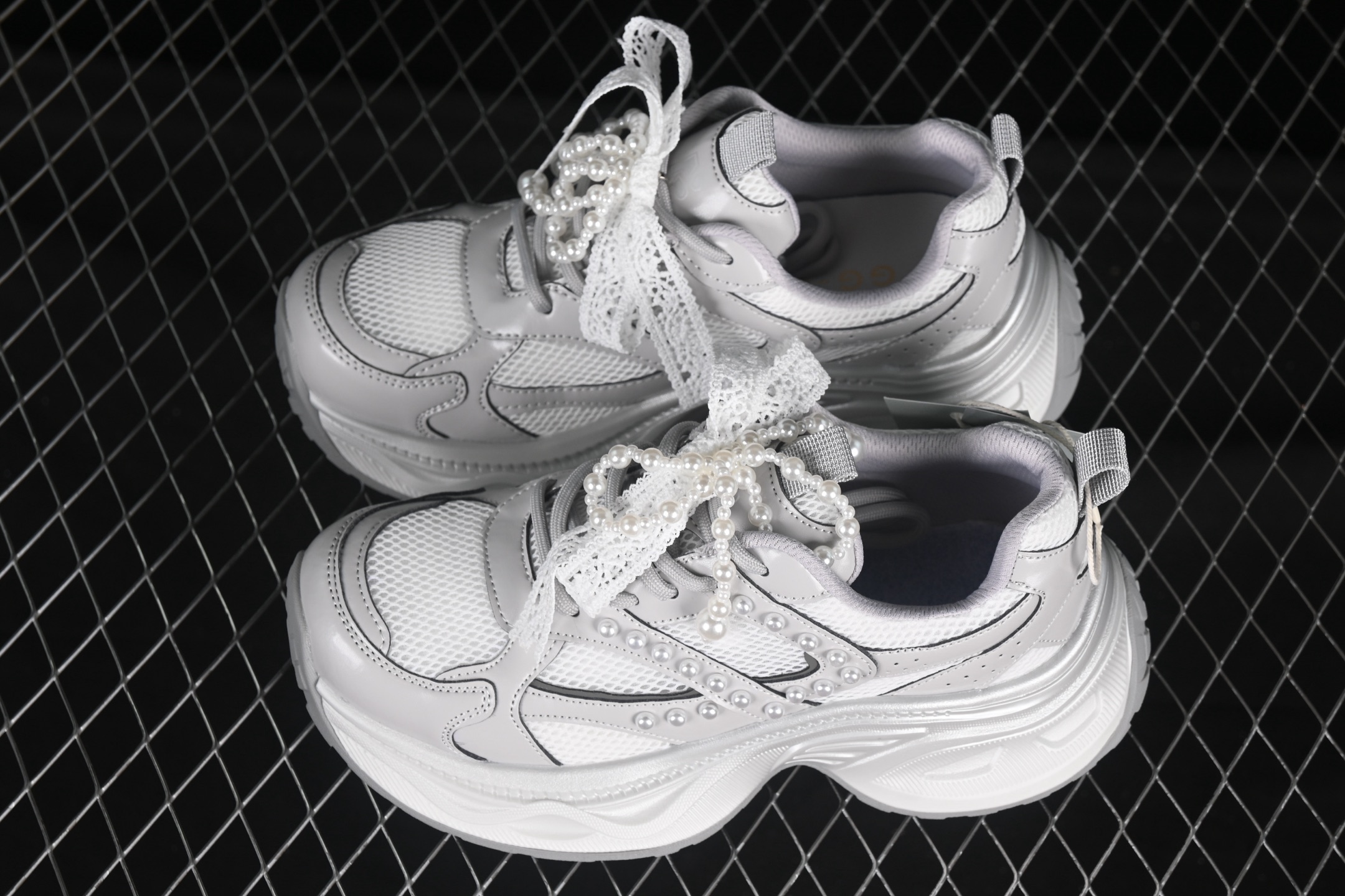 💰260纯原
 GG-CC 蕾丝珍珠链 休闲厚底老爹鞋 250310银色
#广东大厂出品 完美细节 25ss春季新款 大长腿 时髦look轻松定格 不费力展现率性氛围 轻便舒适百搭 不管怎么搭都敲好看~
尺码：35 36 37 38 39 40 MBD4