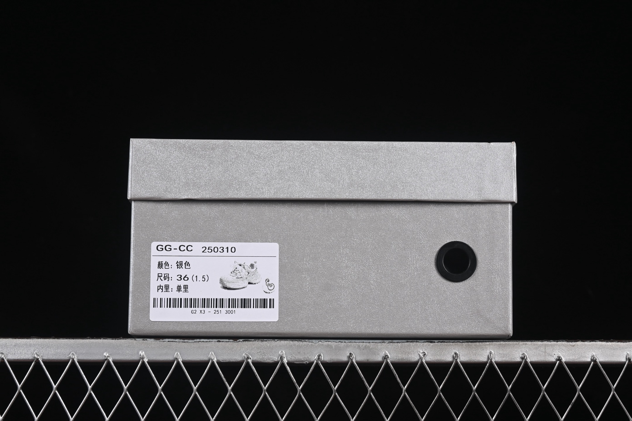 💰260纯原
 GG-CC 蕾丝珍珠链 休闲厚底老爹鞋 250310银色
#广东大厂出品 完美细节 25ss春季新款 大长腿 时髦look轻松定格 不费力展现率性氛围 轻便舒适百搭 不管怎么搭都敲好看~
尺码：35 36 37 38 39 40 MBD4