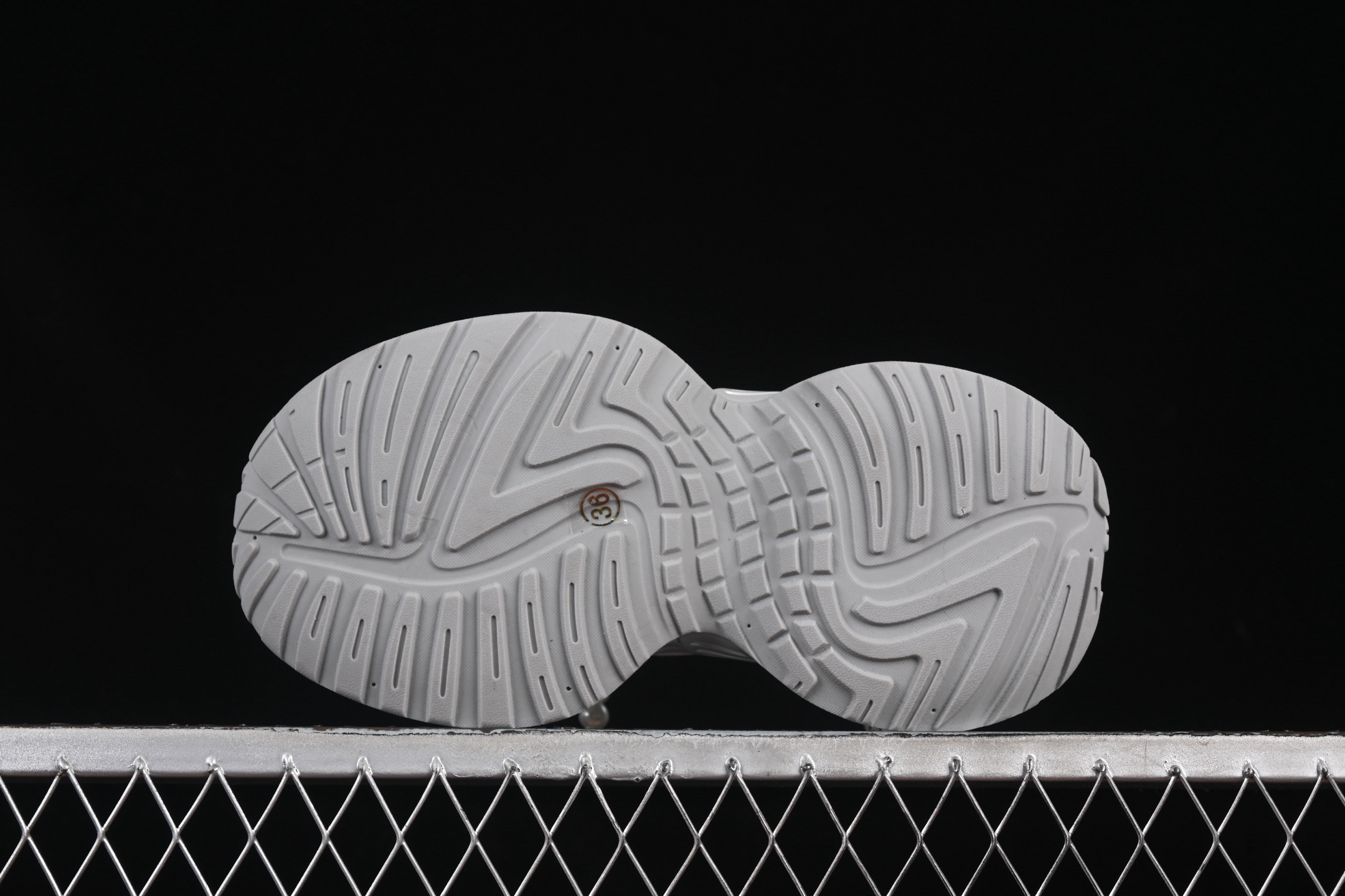 💰260纯原
 GG-CC 蕾丝珍珠链 休闲厚底老爹鞋 250310银色
#广东大厂出品 完美细节 25ss春季新款 大长腿 时髦look轻松定格 不费力展现率性氛围 轻便舒适百搭 不管怎么搭都敲好看~
尺码：35 36 37 38 39 40 MBD4