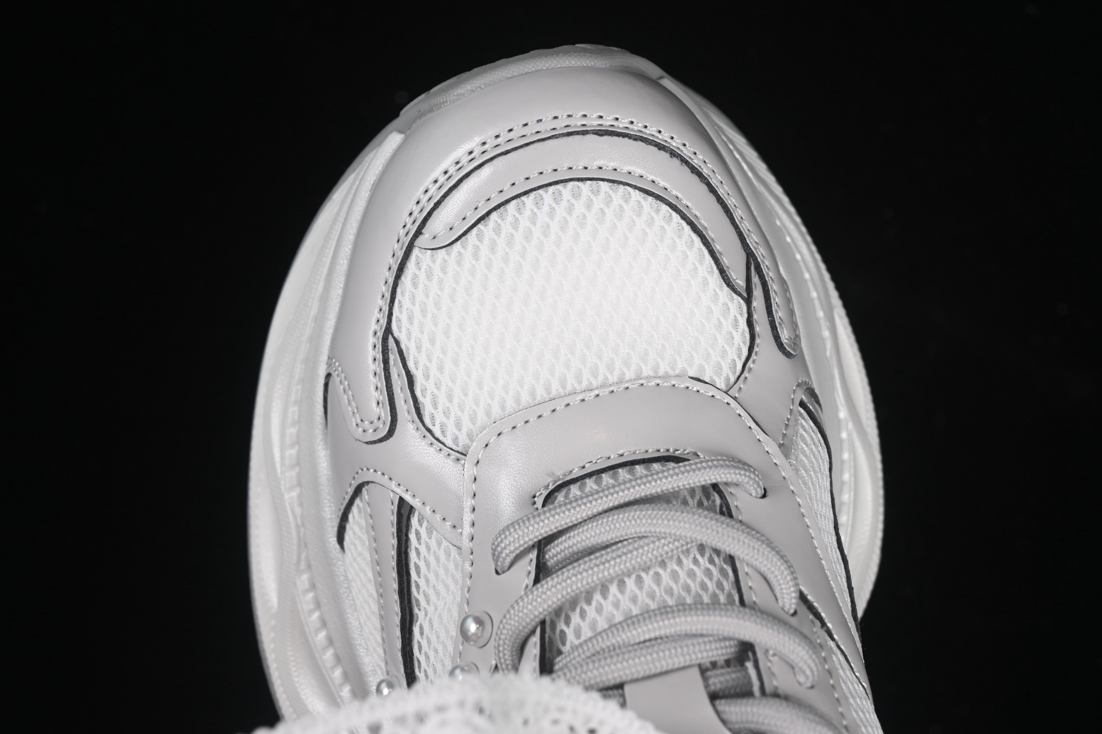 💰260纯原
 GG-CC 蕾丝珍珠链 休闲厚底老爹鞋 250310银色
#广东大厂出品 完美细节 25ss春季新款 大长腿 时髦look轻松定格 不费力展现率性氛围 轻便舒适百搭 不管怎么搭都敲好看~
尺码：35 36 37 38 39 40 MBD4