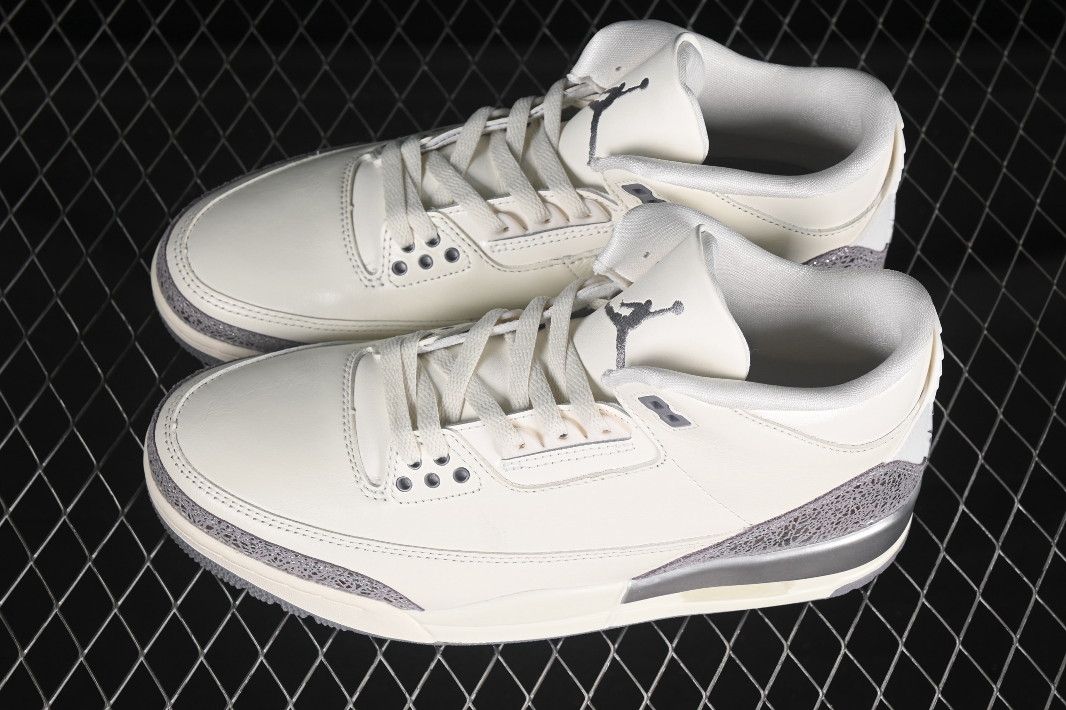 💰520顶级
Air Jordan 3 "Sail Metallic Silver" AJ3 乔3金属白银 CK9246-100
#大厂出品 原楦原纸板 细节如图所 客供原厂材料开发 极致一眼正品既视感 细节如图所示
尺码:36 36.5 37.5 38 38.5 39 40 40.5 41 42 42.5 43 44 44.5 45 46 47.5 B.G7
