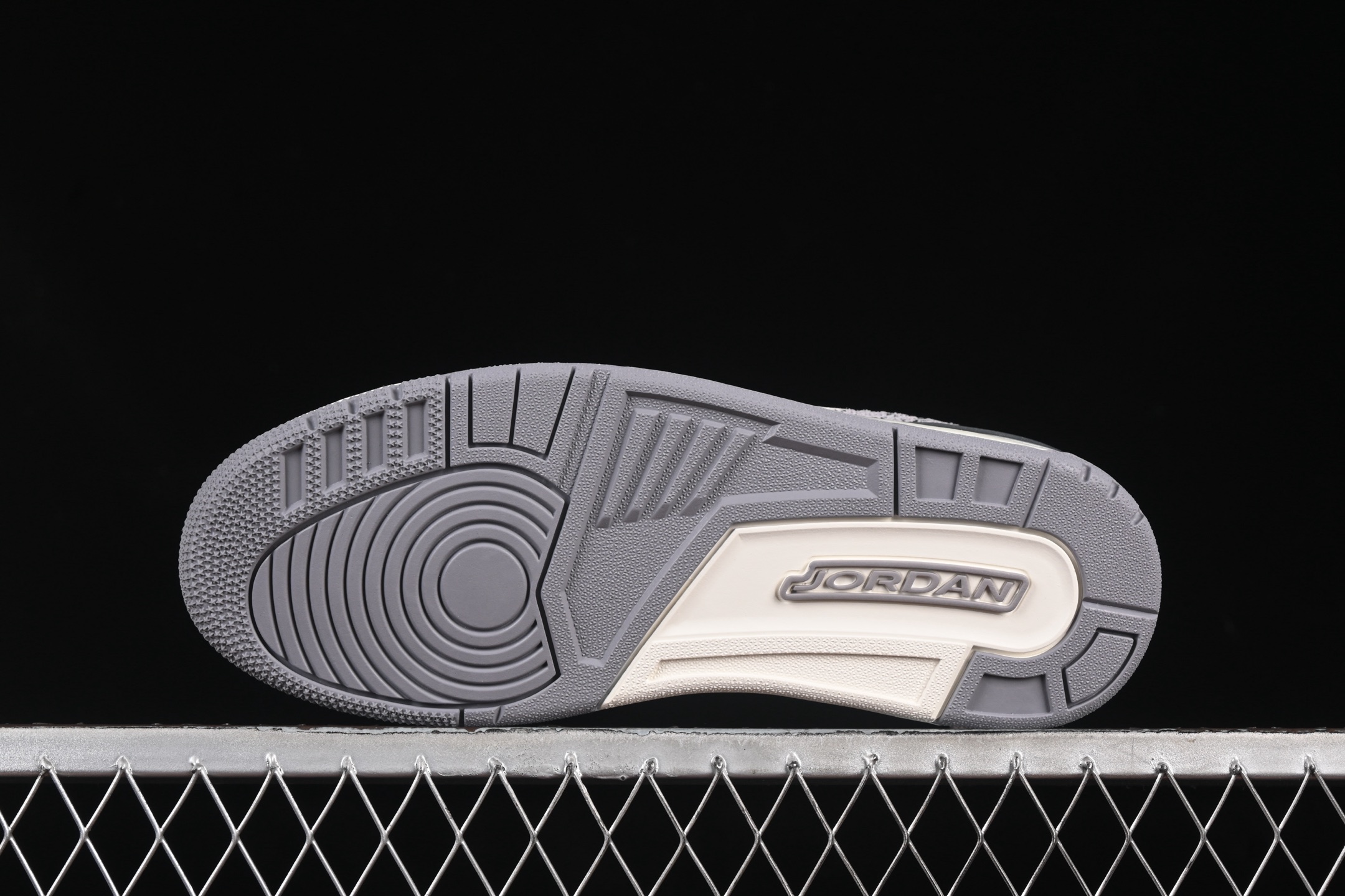 💰520顶级
Air Jordan 3 "Sail Metallic Silver" AJ3 乔3金属白银 CK9246-100
#大厂出品 原楦原纸板 细节如图所 客供原厂材料开发 极致一眼正品既视感 细节如图所示
尺码:36 36.5 37.5 38 38.5 39 40 40.5 41 42 42.5 43 44 44.5 45 46 47.5 B.G7