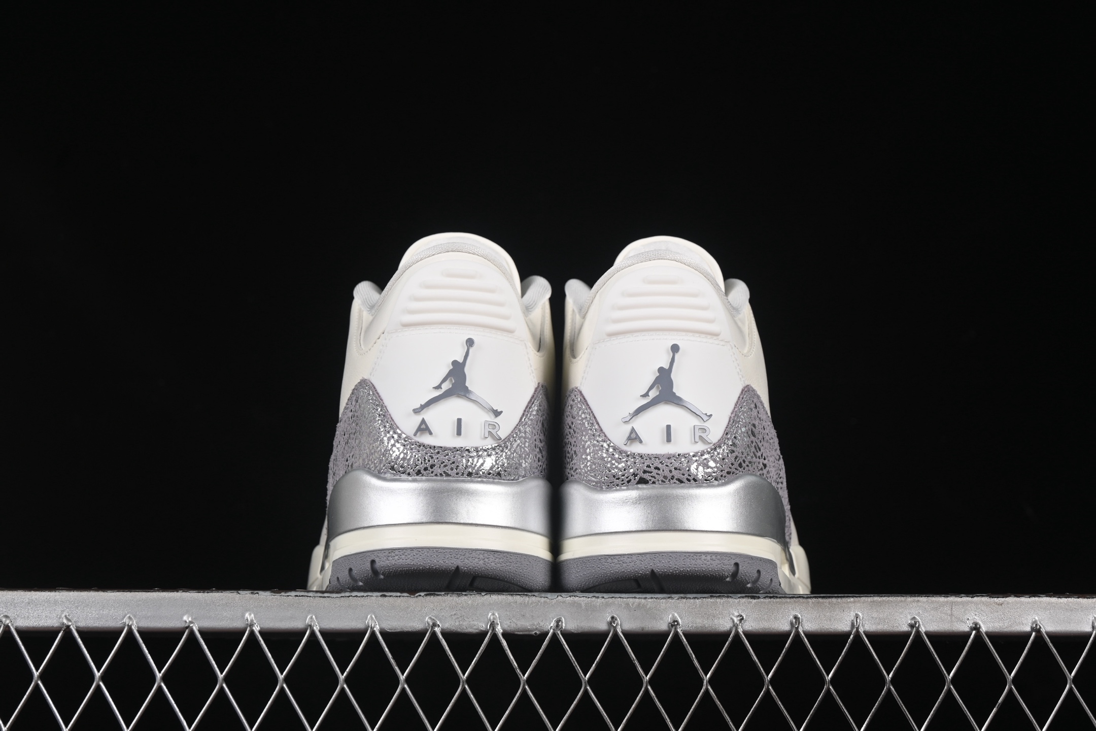 💰520顶级
Air Jordan 3 "Sail Metallic Silver" AJ3 乔3金属白银 CK9246-100
#大厂出品 原楦原纸板 细节如图所 客供原厂材料开发 极致一眼正品既视感 细节如图所示
尺码:36 36.5 37.5 38 38.5 39 40 40.5 41 42 42.5 43 44 44.5 45 46 47.5 B.G7