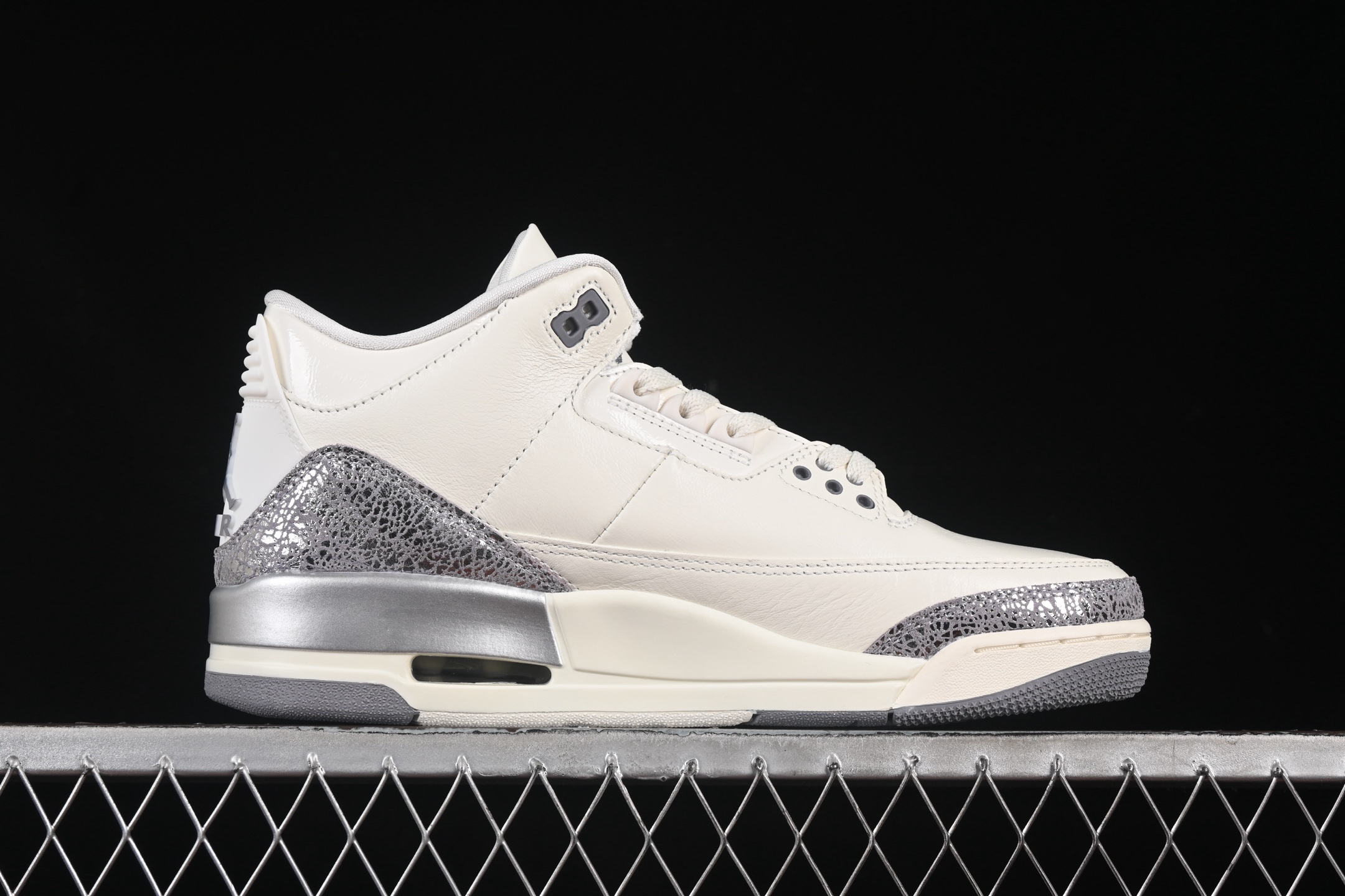 💰520顶级
Air Jordan 3 "Sail Metallic Silver" AJ3 乔3金属白银 CK9246-100
#大厂出品 原楦原纸板 细节如图所 客供原厂材料开发 极致一眼正品既视感 细节如图所示
尺码:36 36.5 37.5 38 38.5 39 40 40.5 41 42 42.5 43 44 44.5 45 46 47.5 B.G7