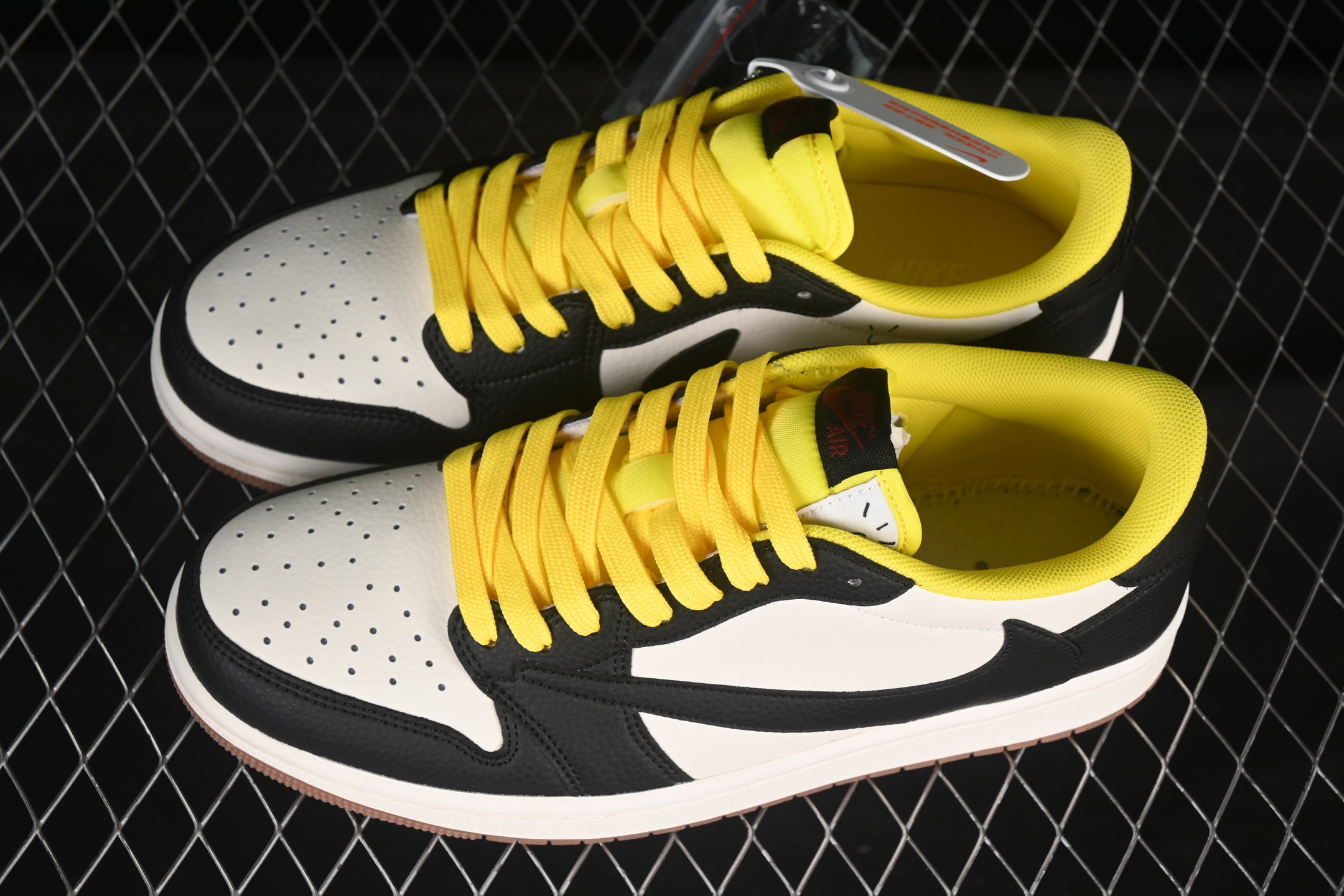💰280公司级💰380纯原
Travis Scott x Fragment Design x Air Jordan 1 Low OG SP AJ1 联名倒勾 低帮文化休闲板鞋 DN6901-093
#多方联名合作融合了Travis Scott 独特的音乐风格,藤原浩个性的设计风格以及Jordan品牌的经典元素 使其成为一双具有独特身份和价值的鞋子 清新而立体的外观加上联名标识更突出了其独特身份 这种配色方案显示出活力和时尚感 在视觉上引人注目 鞋身的质感和细腻的细节处理使其显得高端而格调十足 这款“倒钩”联名是设计与创意完美结合 融合多方的个性风格是一款备受瞩目的潮流鞋款
尺码:36 36.5 37.5 38 38.5 39 40 40.5 41 42 42.5 43 44 44.5 45 9.E5