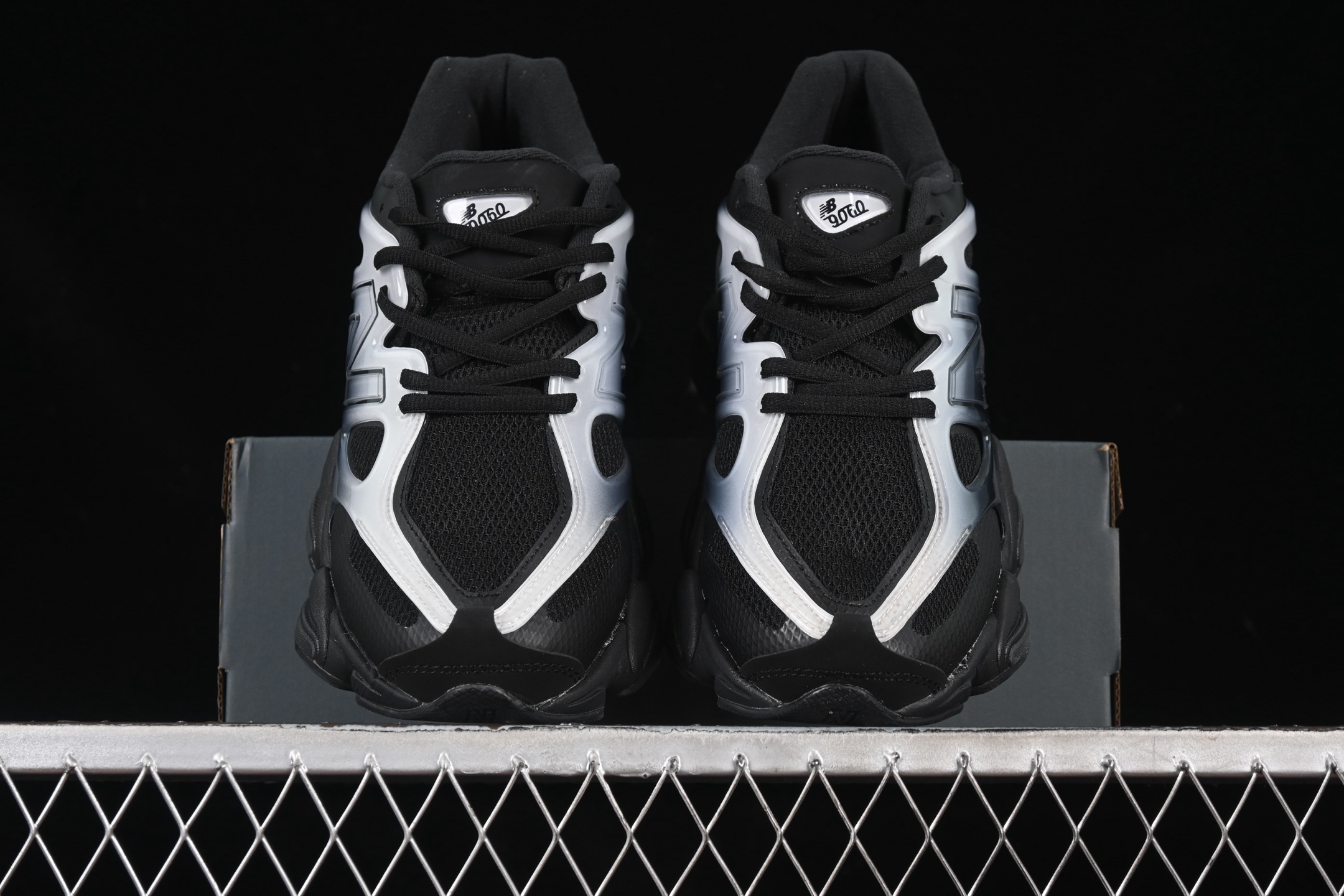 💰240纯原
New Balance NB9060系列 复古休闲运动慢跑鞋 U9060IMB
#鞋款灵感源自设计师本人对夏日的怀日回忆。鞋面大身由空间双格及磨砂鞋面拼接而生,配以柔和、温暖的粉橘色调,夏日氛围拉满
#采用大面积网眼以及麂皮材质覆盖鞋身,还原经典气质。搭载ABZORB避震科技,由泡沫聚酯制成,上脚可以有效减少由鞋底反弹对身体及双腿的冲击力
尺码:36 37 37.5 38 38.5 39 40 40.5 41 42 42.5 43 44 45 N.C3