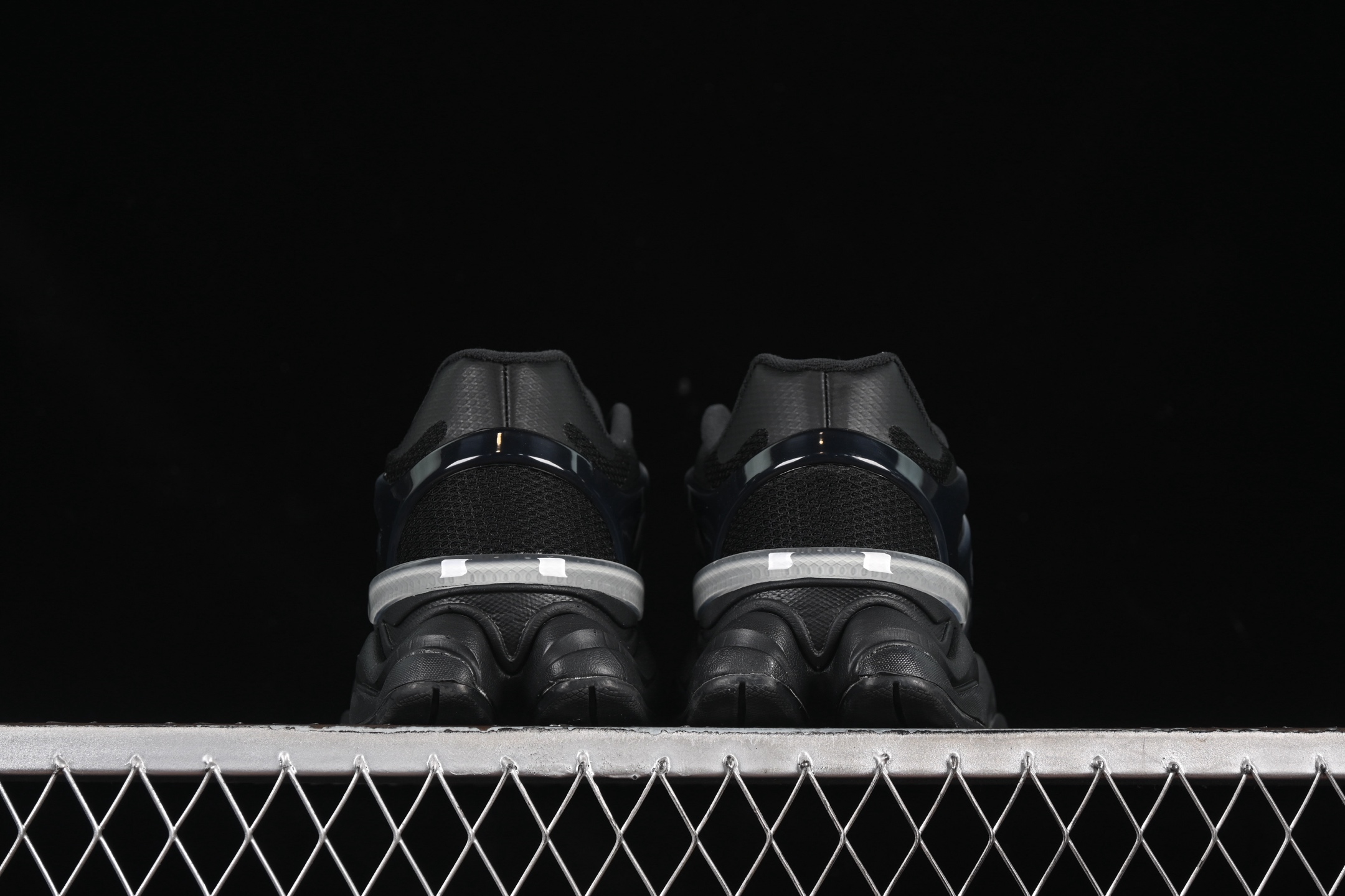 💰240纯原
New Balance NB9060系列 复古休闲运动慢跑鞋 U9060IMB
#鞋款灵感源自设计师本人对夏日的怀日回忆。鞋面大身由空间双格及磨砂鞋面拼接而生,配以柔和、温暖的粉橘色调,夏日氛围拉满
#采用大面积网眼以及麂皮材质覆盖鞋身,还原经典气质。搭载ABZORB避震科技,由泡沫聚酯制成,上脚可以有效减少由鞋底反弹对身体及双腿的冲击力
尺码:36 37 37.5 38 38.5 39 40 40.5 41 42 42.5 43 44 45 N.C3