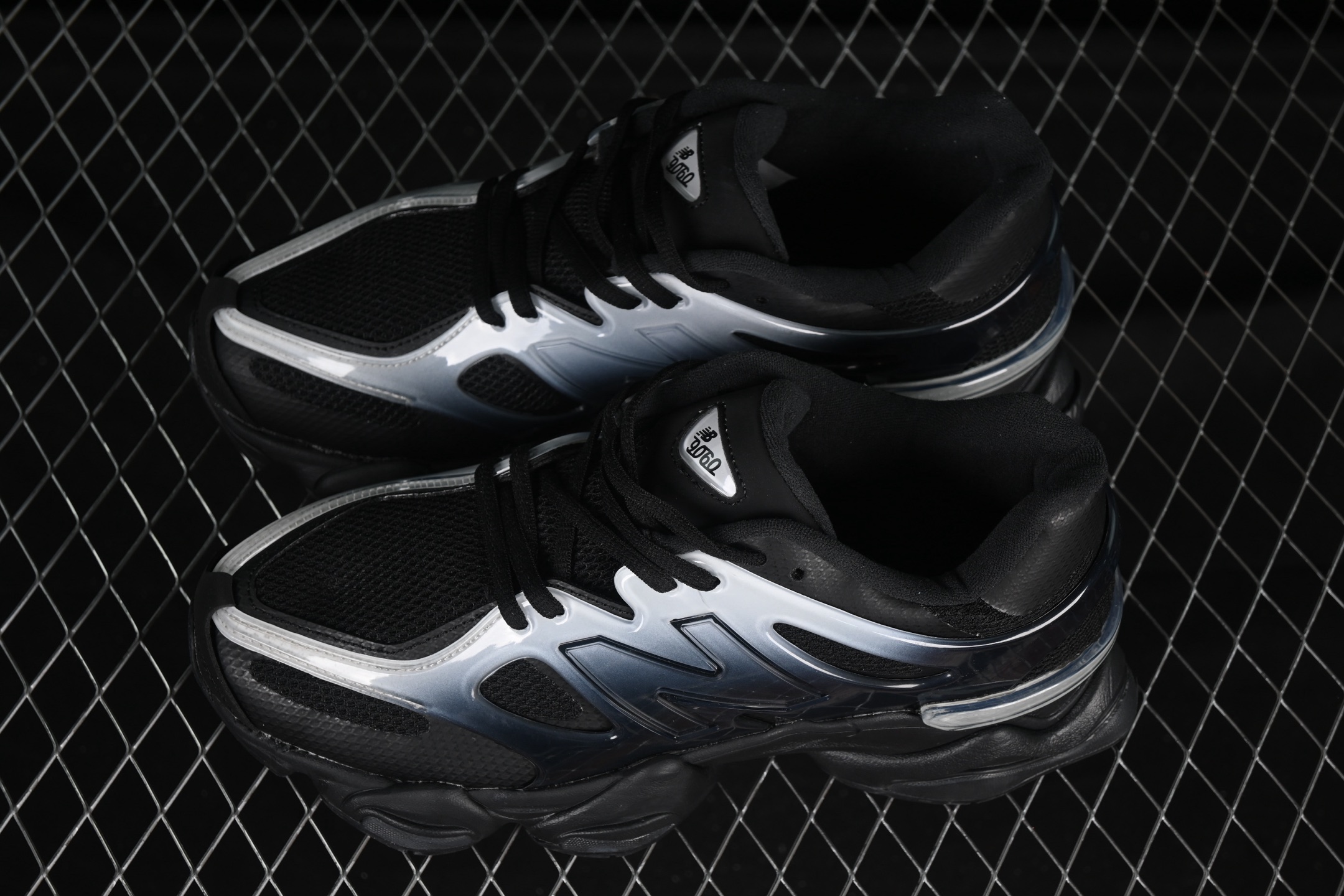 💰240纯原
New Balance NB9060系列 复古休闲运动慢跑鞋 U9060IMB
#鞋款灵感源自设计师本人对夏日的怀日回忆。鞋面大身由空间双格及磨砂鞋面拼接而生,配以柔和、温暖的粉橘色调,夏日氛围拉满
#采用大面积网眼以及麂皮材质覆盖鞋身,还原经典气质。搭载ABZORB避震科技,由泡沫聚酯制成,上脚可以有效减少由鞋底反弹对身体及双腿的冲击力
尺码:36 37 37.5 38 38.5 39 40 40.5 41 42 42.5 43 44 45 N.C3