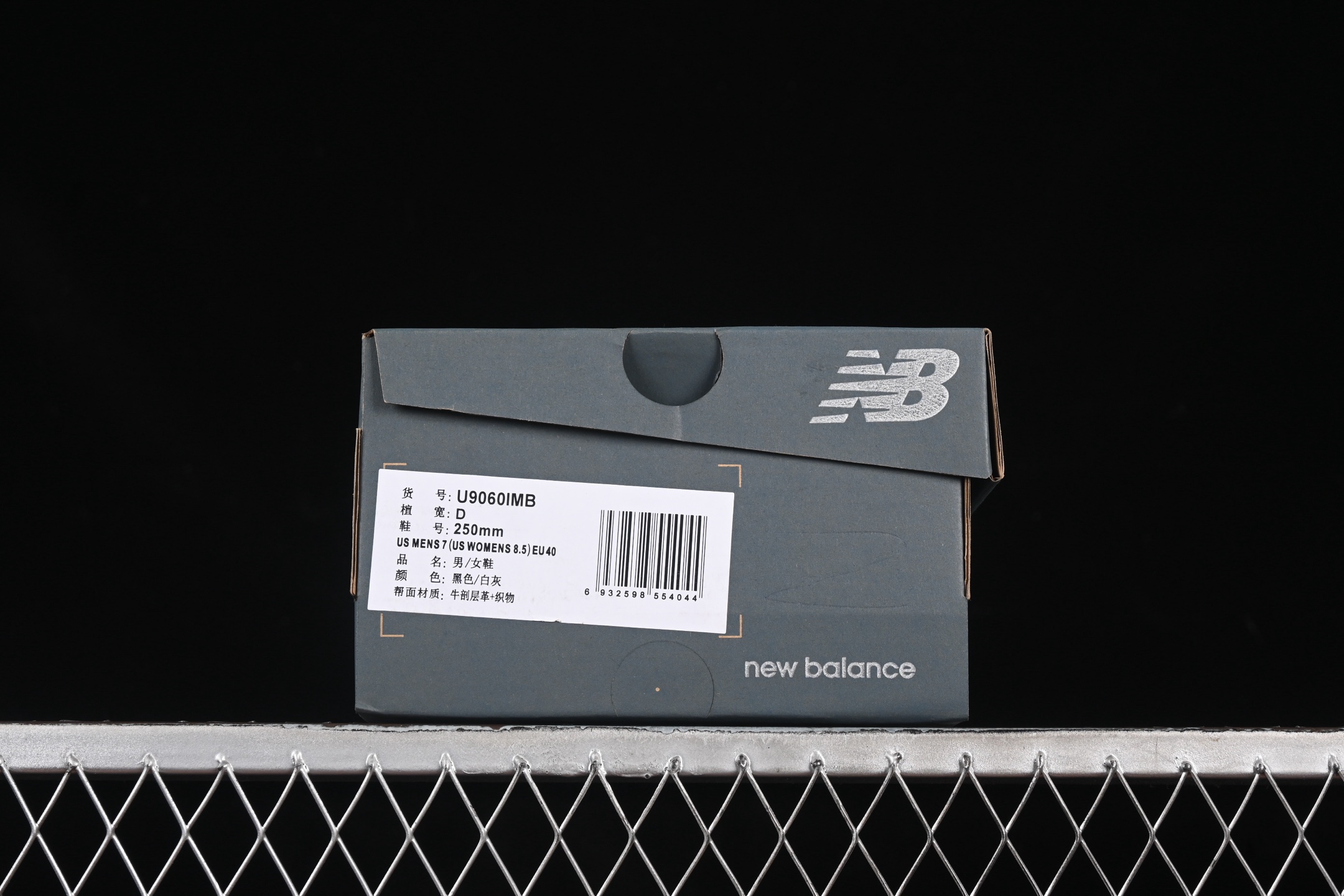 💰240纯原
New Balance NB9060系列 复古休闲运动慢跑鞋 U9060IMB
#鞋款灵感源自设计师本人对夏日的怀日回忆。鞋面大身由空间双格及磨砂鞋面拼接而生,配以柔和、温暖的粉橘色调,夏日氛围拉满
#采用大面积网眼以及麂皮材质覆盖鞋身,还原经典气质。搭载ABZORB避震科技,由泡沫聚酯制成,上脚可以有效减少由鞋底反弹对身体及双腿的冲击力
尺码:36 37 37.5 38 38.5 39 40 40.5 41 42 42.5 43 44 45 N.C3