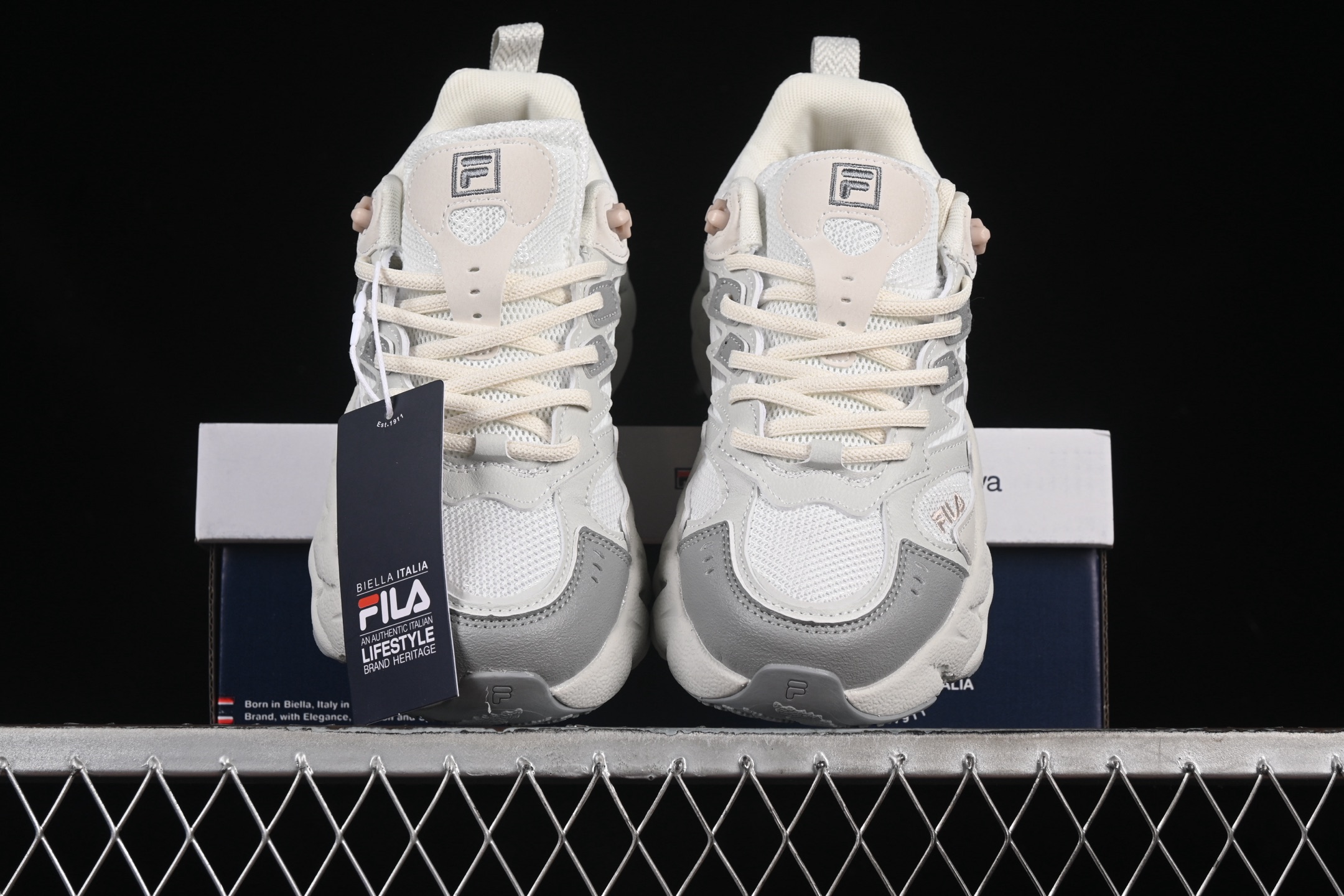 💰220纯原
Fila Fusion 蕨草2.0 斐乐潮牌休闲老爹鞋 F12W511101FCF
#3CM厚度增高 底设计灵感来源于专业的滑板动作-磨双桥动作 成型EVA橡胶材质 脚感舒适
尺码:36 36.5 37.5 38 38.5 39 40 40.5 41 42.5 43 44 45 D.C3