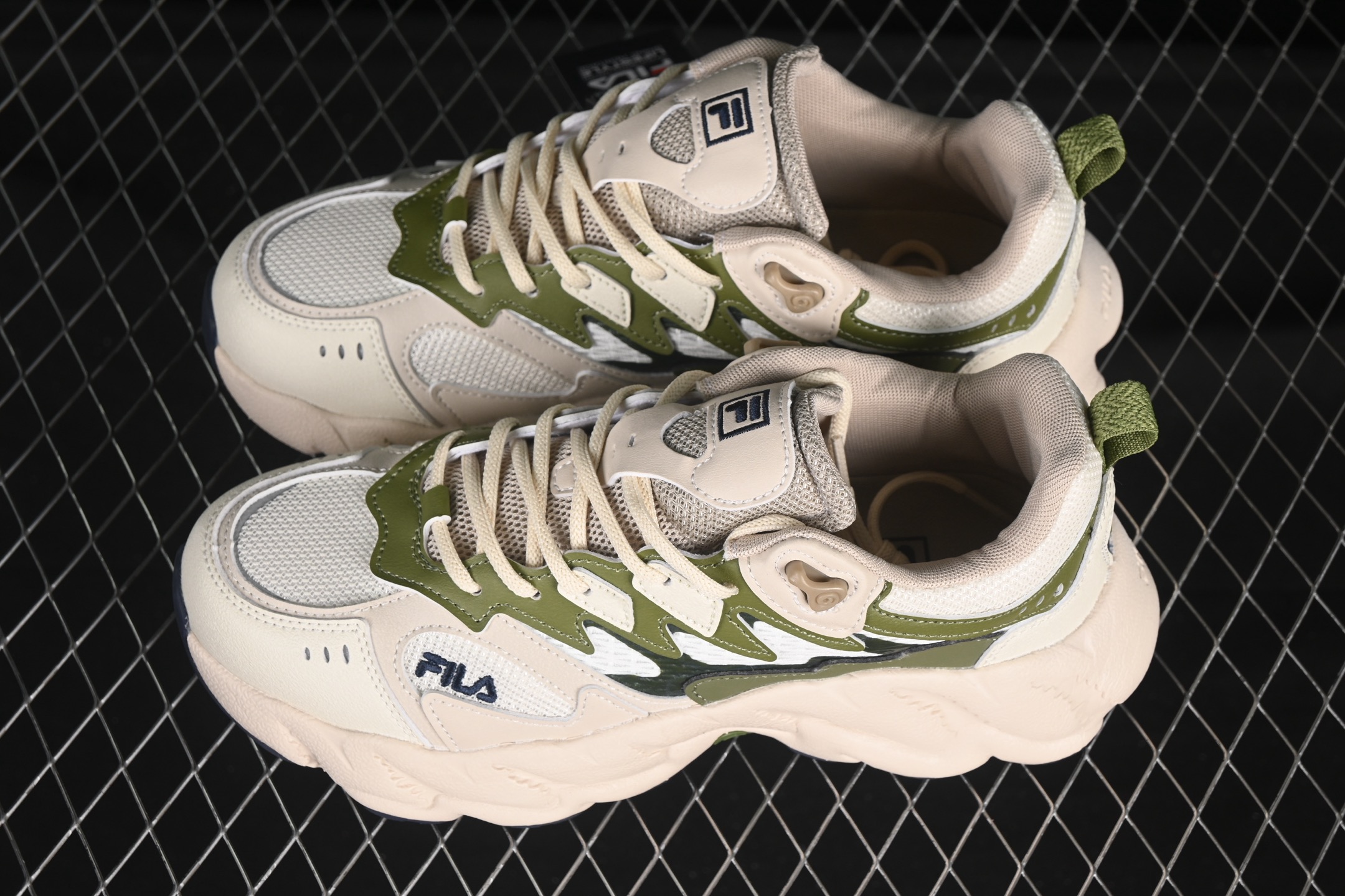 💰220纯原
Fila Fusion 蕨草2.0 斐乐潮牌休闲老爹鞋 F12M511101FMC
#3CM厚度增高 底设计灵感来源于专业的滑板动作-磨双桥动作 成型EVA橡胶材质 脚感舒适
尺码:39 40 40.5 41 42.5 43 44 45 D.C3