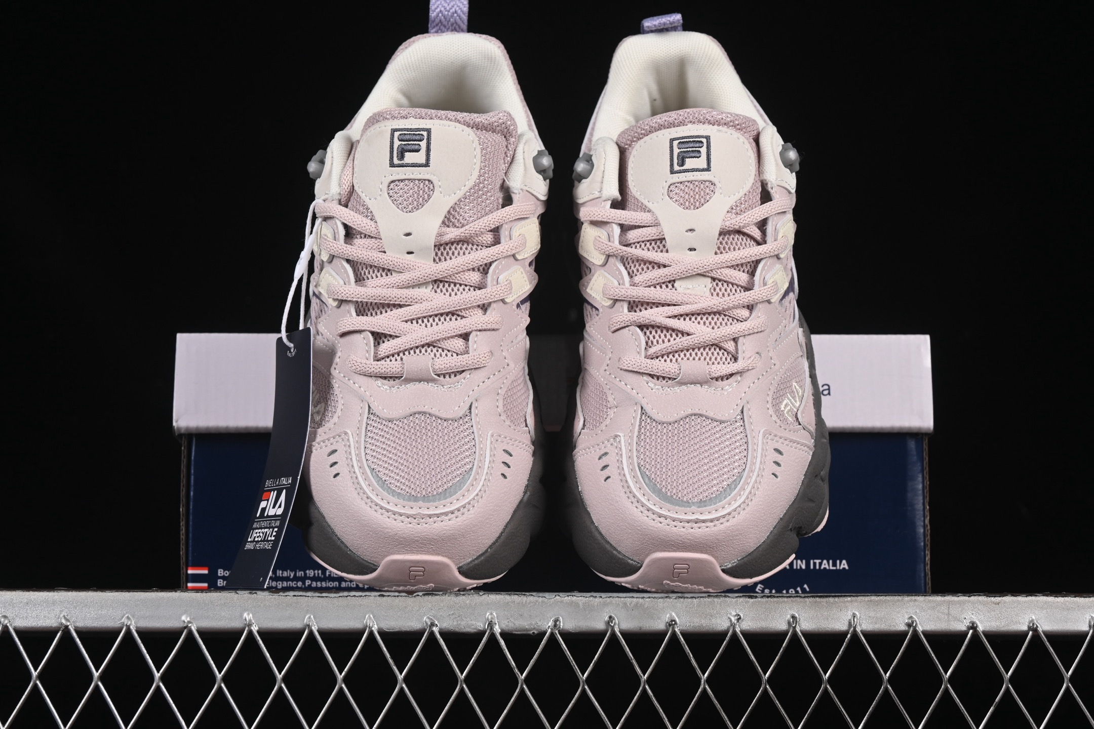💰220纯原
Fila Fusion 蕨草2.0 斐乐潮牌休闲老爹鞋 F12W511101FHR
#3CM厚度增高 底设计灵感来源于专业的滑板动作-磨双桥动作 成型EVA橡胶材质 脚感舒适
尺码:36 36.5 37.5 38 38.5 39 40 D.C3