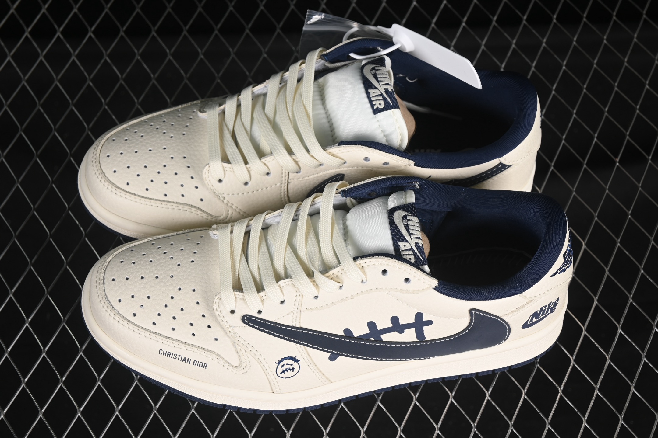 💰280公司级💰380纯原
Travis Scott x Fragment Design x Air Jordan 1 Low OG SP AJ1 耐克联名 灰深蓝鬼脸 低帮文化休闲板鞋 LD2025-009
#多方联名合作融合了Travis Scott 独特的音乐风格,藤原浩个性的设计风格以及Jordan品牌的经典元素 使其成为一双具有独特身份和价值的鞋子 清新而立体的外观加上联名标识更突出了其独特身份 这种配色方案显示出活力和时尚感 在视觉上引人注目 鞋身的质感和细腻的细节处理使其显得高端而格调十足 这款“倒钩”联名是设计与创意完美结合 融合多方的个性风格是一款备受瞩目的潮流鞋款
尺码:36 36.5 37.5 38 38.5 39 40 40.5 41 42 42.5 43 44 44.5 45 9.E5