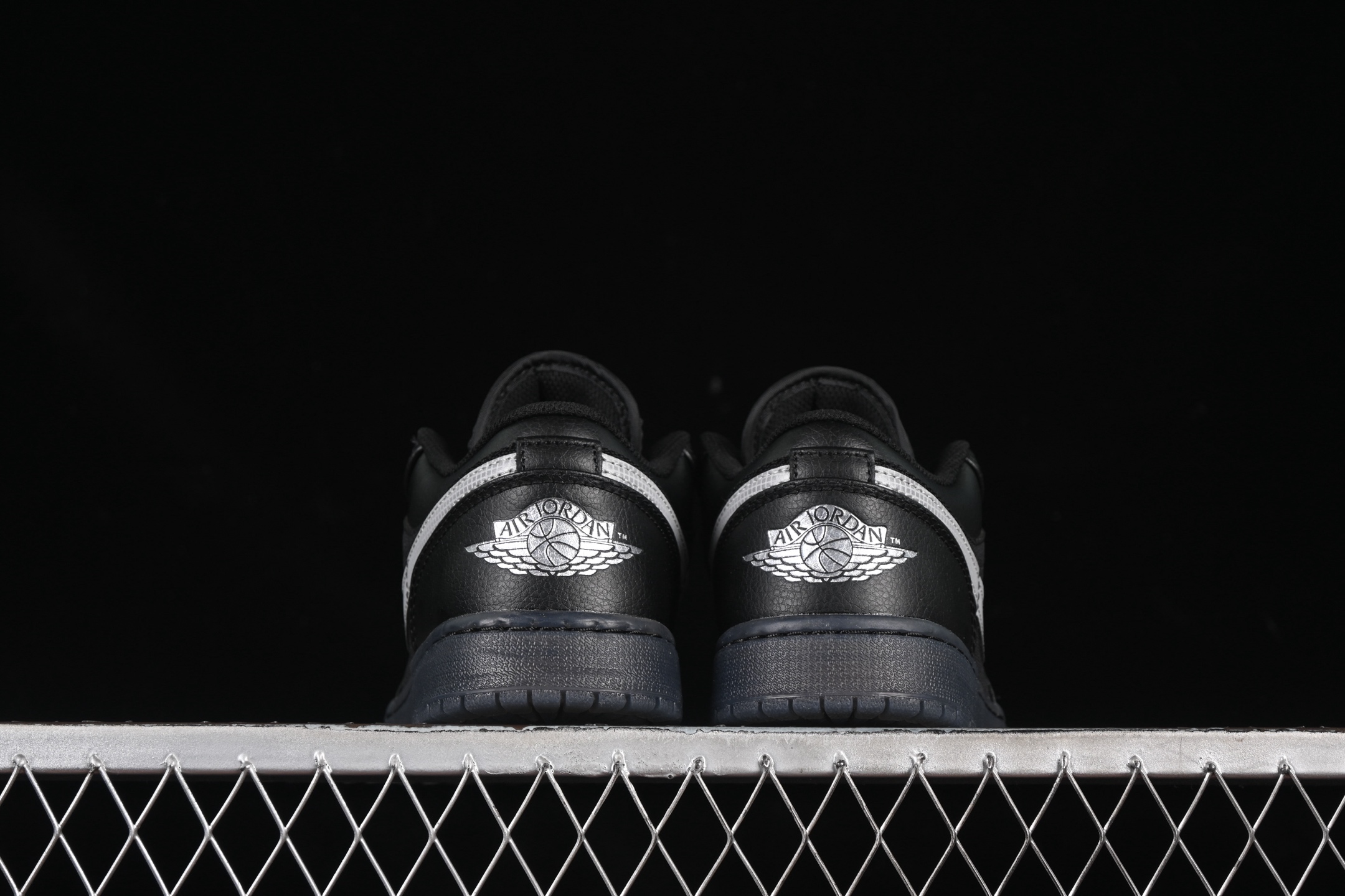 💰200公司级💰240纯原💰280顶级
Air Jordan 1 Low AJ1 乔1黑白帆皮拼接 低帮文化篮球鞋 HV5968-001
#市售最高品质 原鞋开发 大厂代工流水线打造 公司货既视感 细节随意对比
尺码:35.5 36 36.5 37.5 38 38.5 39 40 40.5 41 42 42.5 43 44 44.5 45 46 H8D4