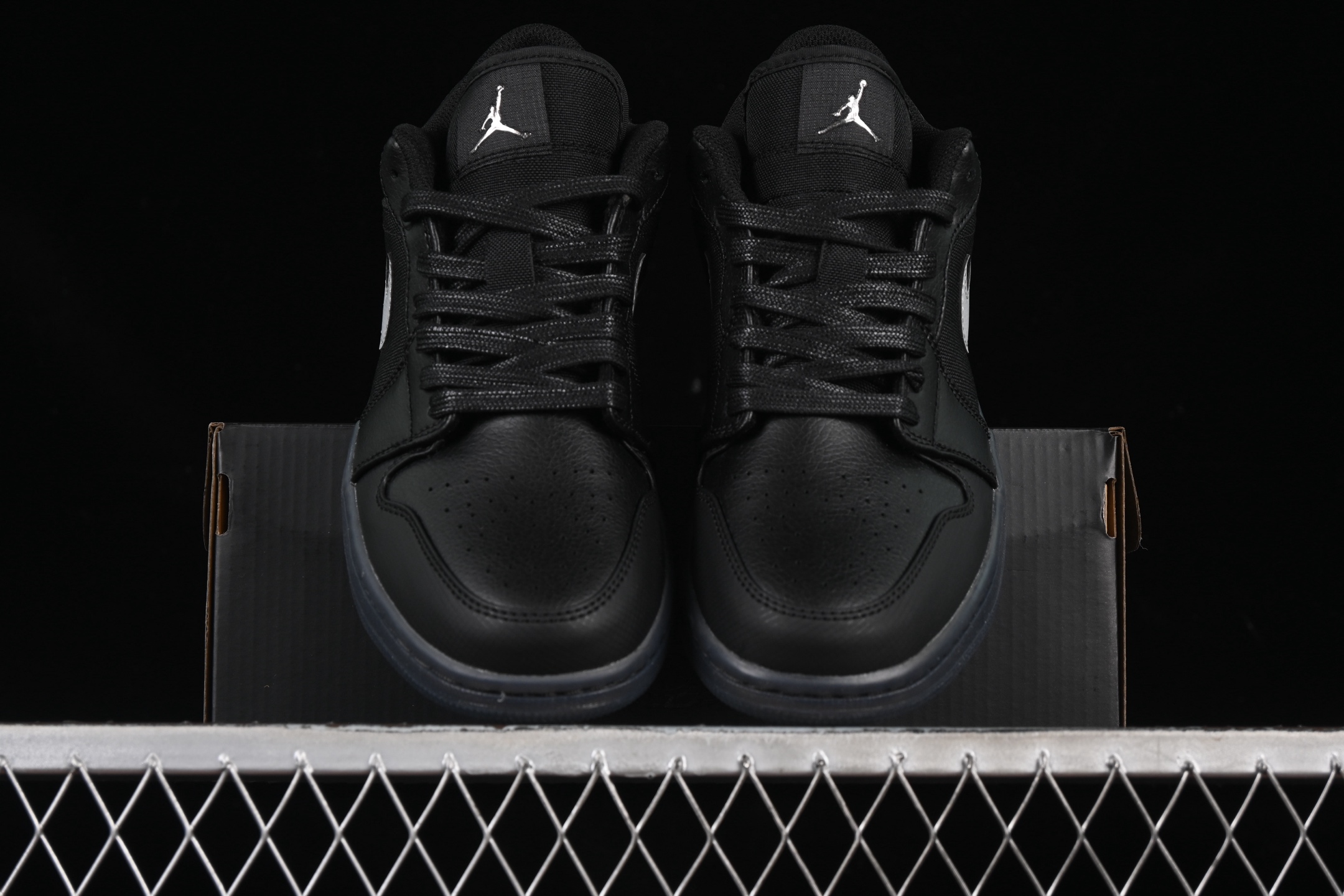 💰200公司级💰240纯原💰280顶级
Air Jordan 1 Low AJ1 乔1黑白帆皮拼接 低帮文化篮球鞋 HV5968-001
#市售最高品质 原鞋开发 大厂代工流水线打造 公司货既视感 细节随意对比
尺码:35.5 36 36.5 37.5 38 38.5 39 40 40.5 41 42 42.5 43 44 44.5 45 46 H8D4