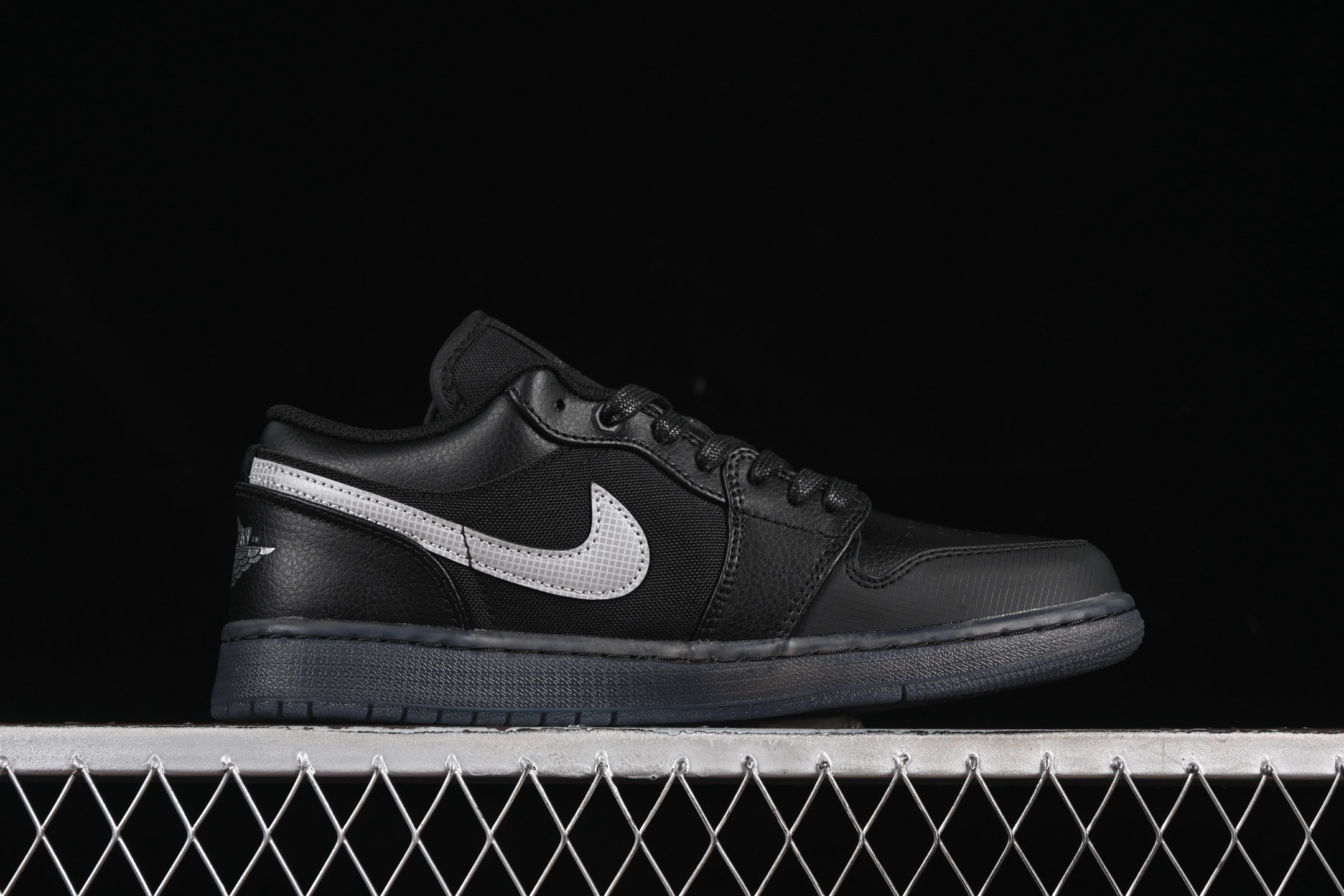 💰200公司级💰240纯原💰280顶级
Air Jordan 1 Low AJ1 乔1黑白帆皮拼接 低帮文化篮球鞋 HV5968-001
#市售最高品质 原鞋开发 大厂代工流水线打造 公司货既视感 细节随意对比
尺码:35.5 36 36.5 37.5 38 38.5 39 40 40.5 41 42 42.5 43 44 44.5 45 46 H8D4