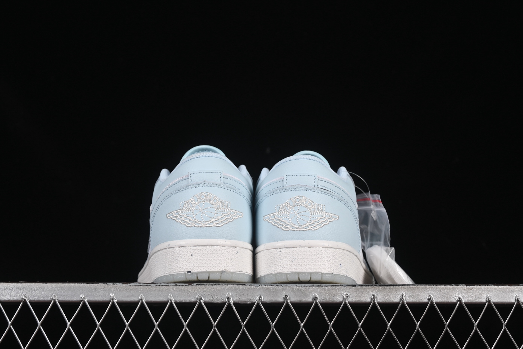 💰160真标💰200公司级💰240纯原
Air Jordan 1 Low AJ1 乔1薄荷蓝 低帮文化休闲运动板鞋 HJ5999-400
尺码:36 36.5 37.5 38 38.5 39 40 40.5 41 42 42.5 43 44 44.5 45 46 ZZC3