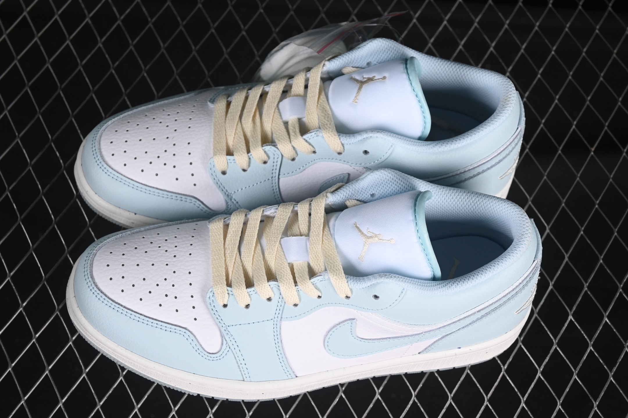 💰160真标💰200公司级💰240纯原
Air Jordan 1 Low AJ1 乔1薄荷蓝 低帮文化休闲运动板鞋 HJ5999-400
尺码:36 36.5 37.5 38 38.5 39 40 40.5 41 42 42.5 43 44 44.5 45 46 ZZC3