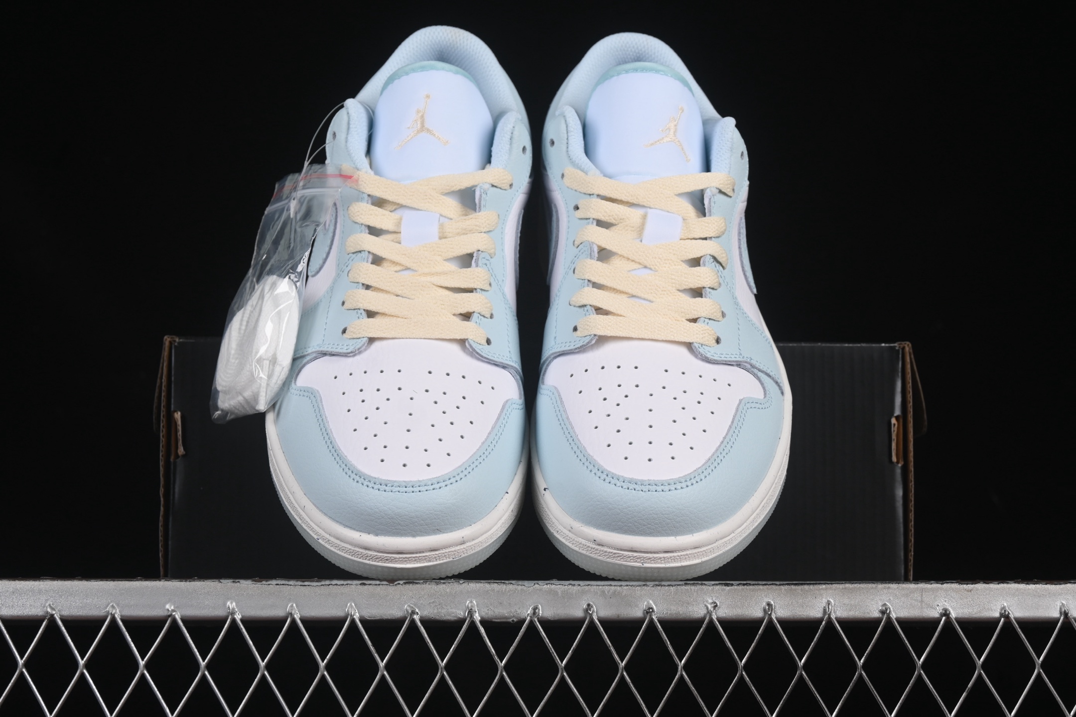 💰160真标💰200公司级💰240纯原
Air Jordan 1 Low AJ1 乔1薄荷蓝 低帮文化休闲运动板鞋 HJ5999-400
尺码:36 36.5 37.5 38 38.5 39 40 40.5 41 42 42.5 43 44 44.5 45 46 ZZC3