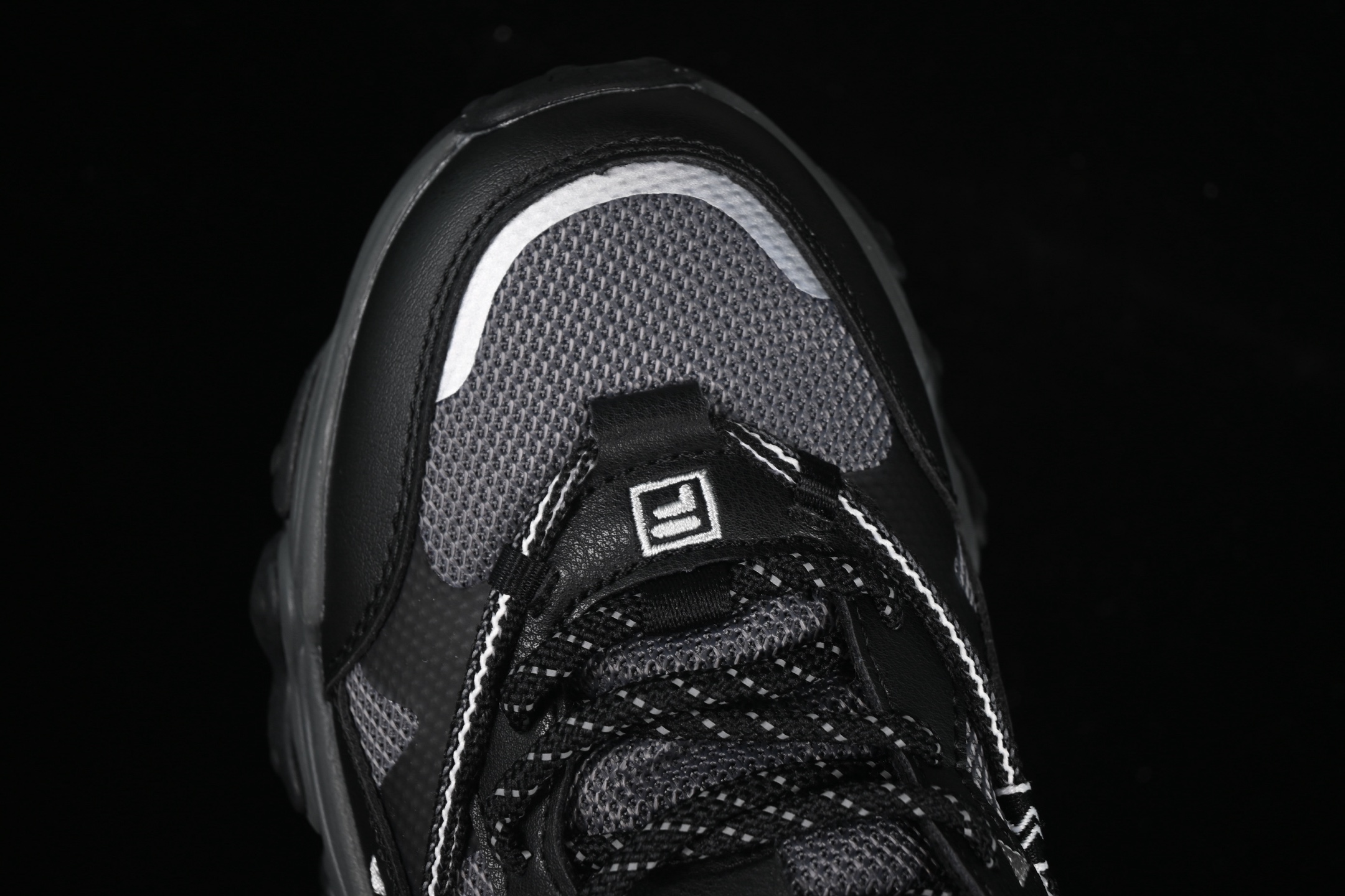 💰220纯原
 Fila Heritage Fluid 猫爪5.0 斐乐绑带复古老爹鞋 F12M442115FBV
尺码：39 40 40.5 41 42.5 43 44 D.C3