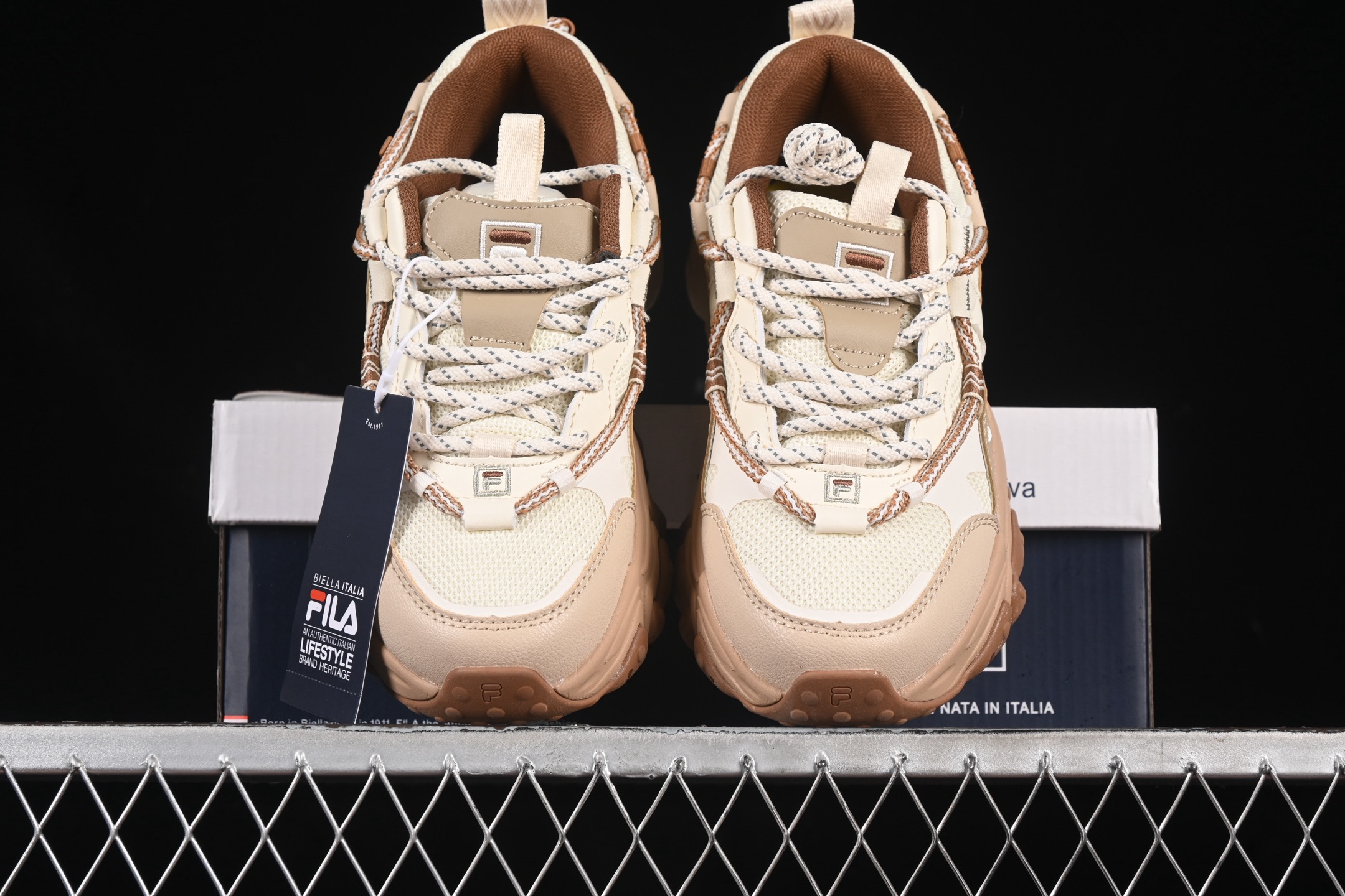 💰220纯原
Fila Heritage Fluid 猫爪5.0 斐乐绑带复古老爹鞋 F12W442115FAS
尺码：35.5 36 36.5 37.5 38 38.5 39 40 D.C3