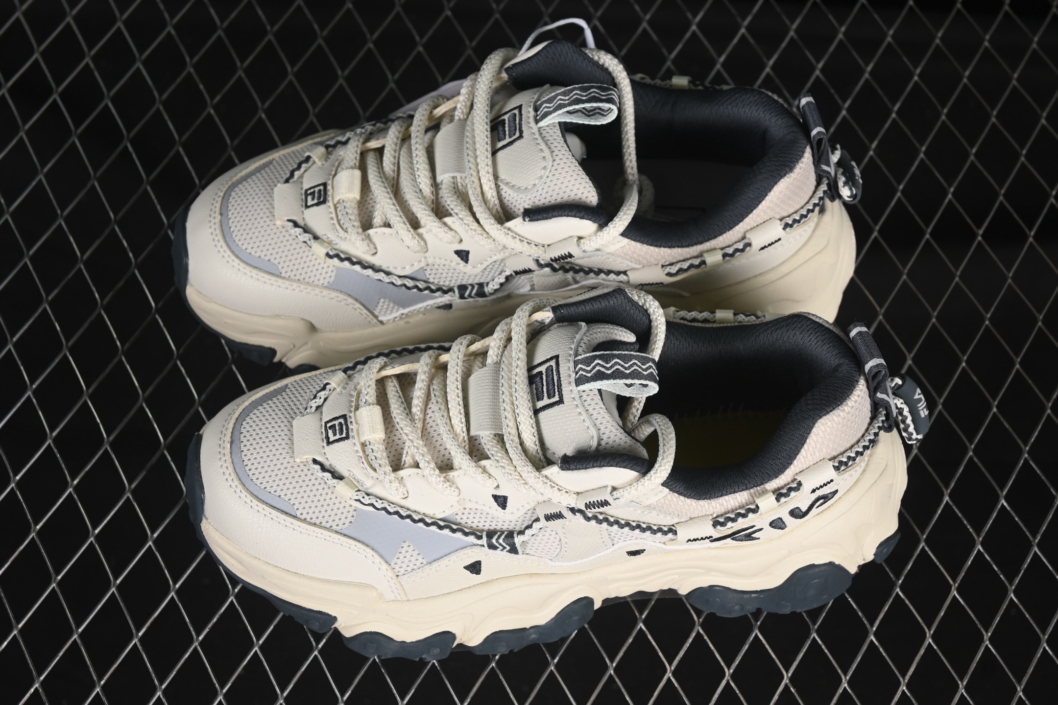 💰220纯原
Fila Heritage Fluid 猫爪5.0 斐乐绑带复古老爹鞋 F12W432101FSH
尺码：35.5 36 36.5 37.5 38 38.5 39 40 D.C3