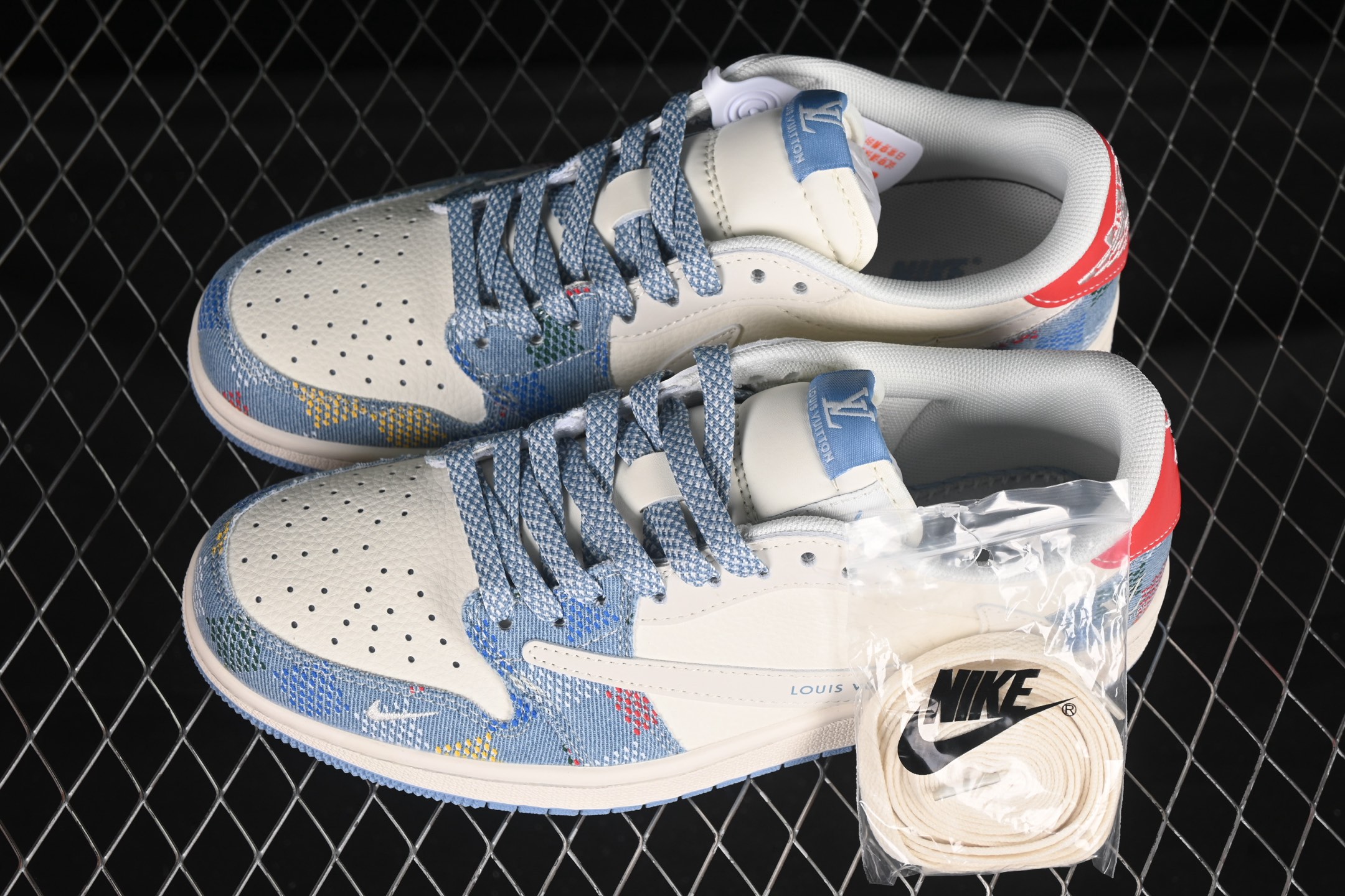 💰280公司级💰380纯原
Travis Scott x Fragment Design x Air Jordan 1 Low OG SP AJ1 LV联名 五彩帆布 低帮文化休闲板鞋 FC1688-232
#多方联名合作融合了Travis Scott 独特的音乐风格,藤原浩个性的设计风格以及Jordan品牌的经典元素 使其成为一双具有独特身份和价值的鞋子 清新而立体的外观加上联名标识更突出了其独特身份 这种配色方案显示出活力和时尚感 在视觉上引人注目 鞋身的质感和细腻的细节处理使其显得高端而格调十足 这款“倒钩”联名是设计与创意完美结合 融合多方的个性风格是一款备受瞩目的潮流鞋款
尺码:36 36.5 37.5 38 38.5 39 40 40.5 41 42 42.5 43 44 44.5 45 9.E5