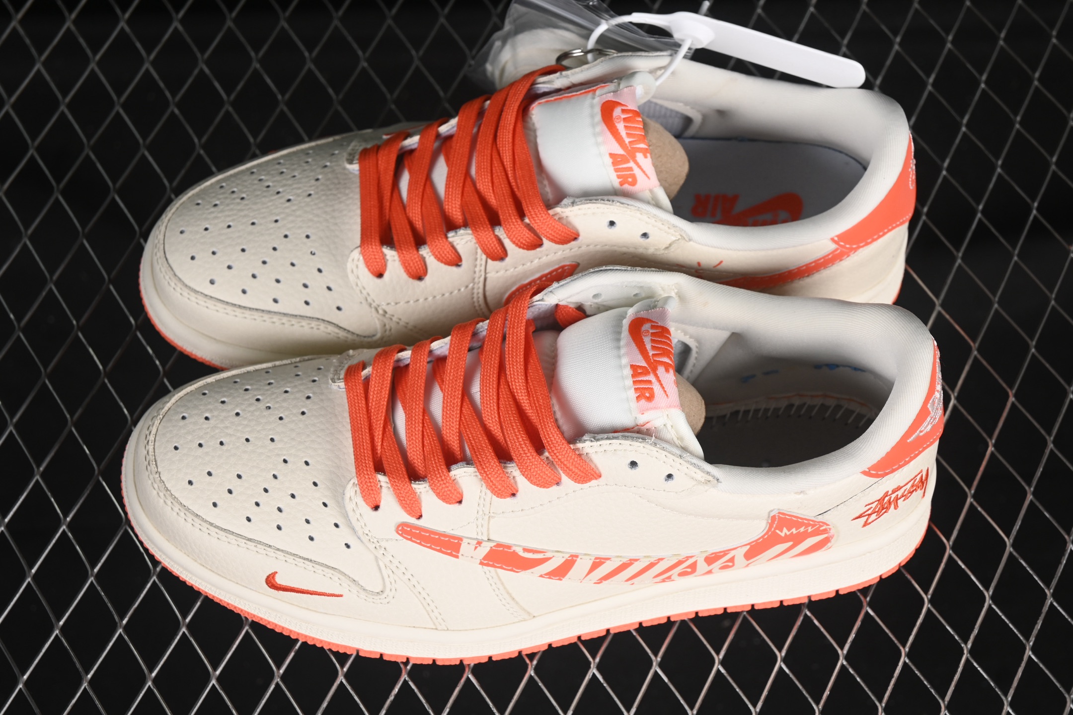 💰280公司级💰380纯原
Travis Scott x Fragment Design x Air Jordan 1 Low OG SP AJ1 斯图西联名 夏日橙 低帮文化休闲板鞋 LD2025-020
#多方联名合作融合了Travis Scott 独特的音乐风格,藤原浩个性的设计风格以及Jordan品牌的经典元素 使其成为一双具有独特身份和价值的鞋子 清新而立体的外观加上联名标识更突出了其独特身份 这种配色方案显示出活力和时尚感 在视觉上引人注目 鞋身的质感和细腻的细节处理使其显得高端而格调十足 这款“倒钩”联名是设计与创意完美结合 融合多方的个性风格是一款备受瞩目的潮流鞋款
尺码:36 36.5 37.5 38 38.5 39 40 40.5 41 42 42.5 43 44 44.5 45 9.E5