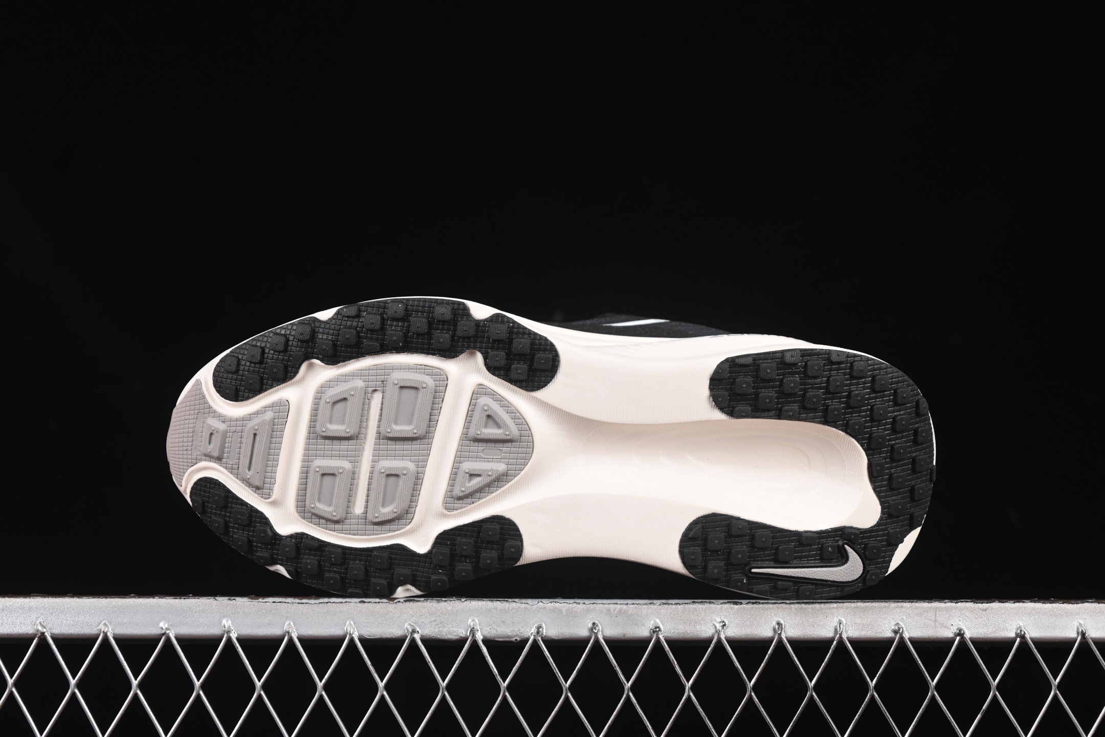 💰220纯原
 Nike Air Zoom Vomero 18 登月18 2025新款缓震休闲跑鞋 HM6803-007
#内置全新缓震Zoom气垫
尺码：36 36.5 37.5 38 38.5 39 40 40.5 41 42 42.5 43 44 44.5 45 46 N.D4